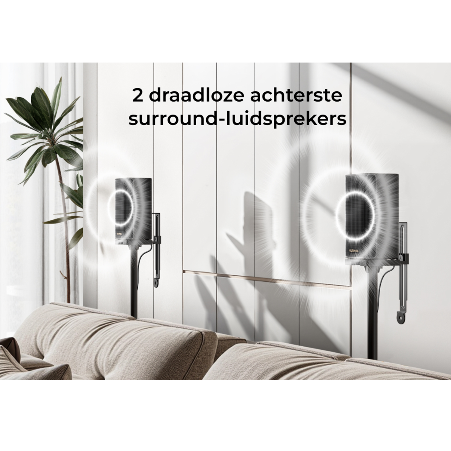 Twee draadloze surround luidsprekers op standaards naast een bank.