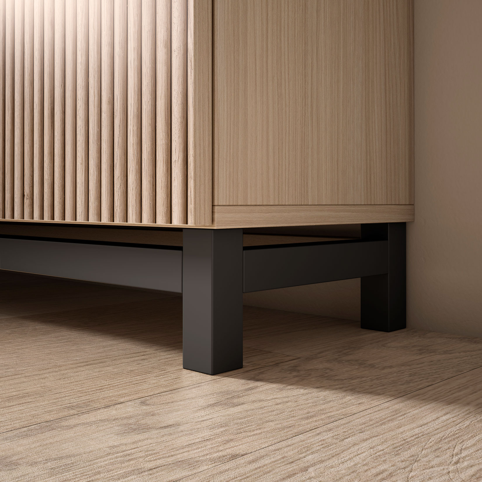 Un mueble de madera con estrías verticales y patas negras sobre suelo de madera.