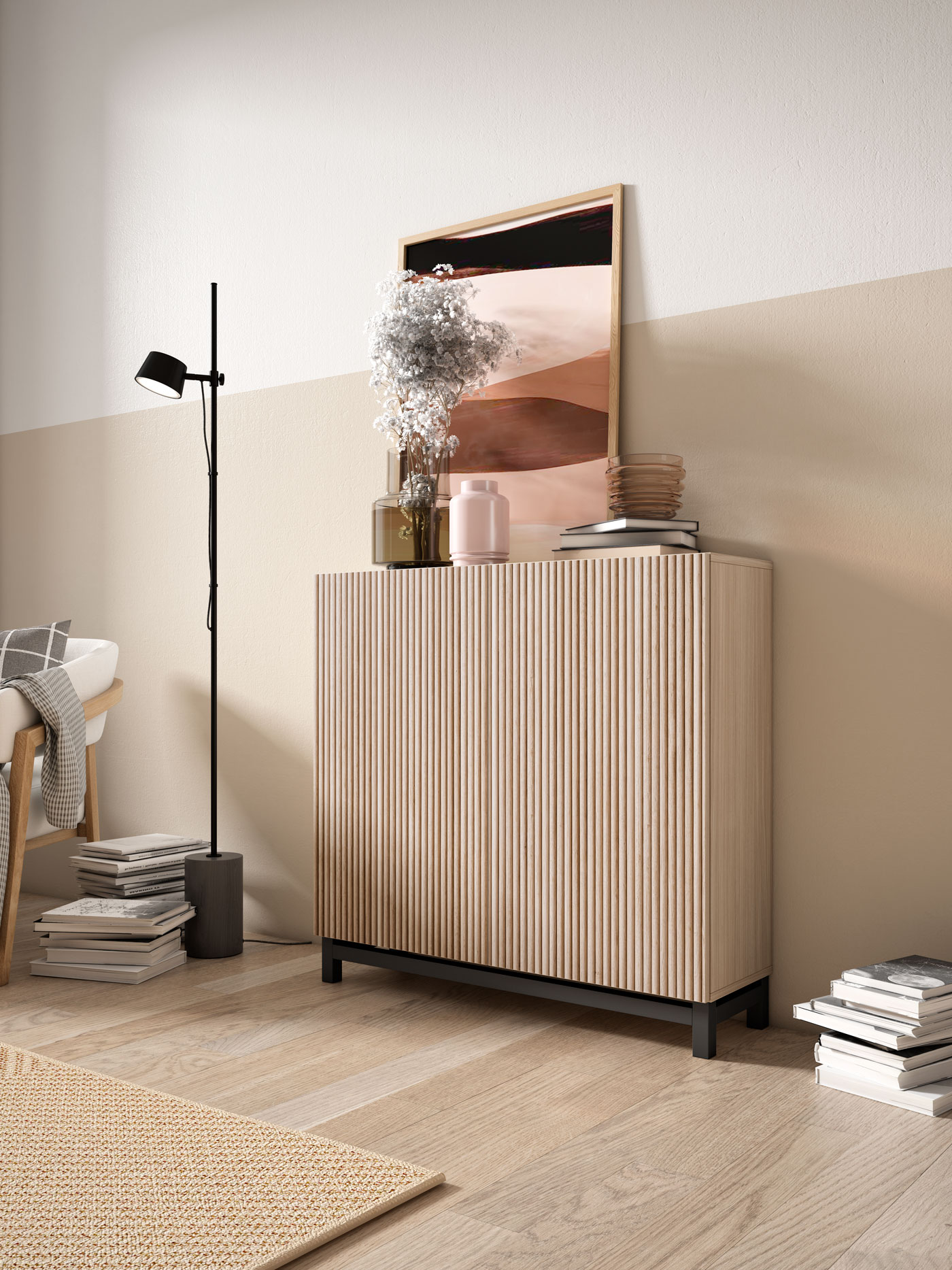 Sala de estar moderna con gabinete de madera acanalada, libros y lámpara de pie.