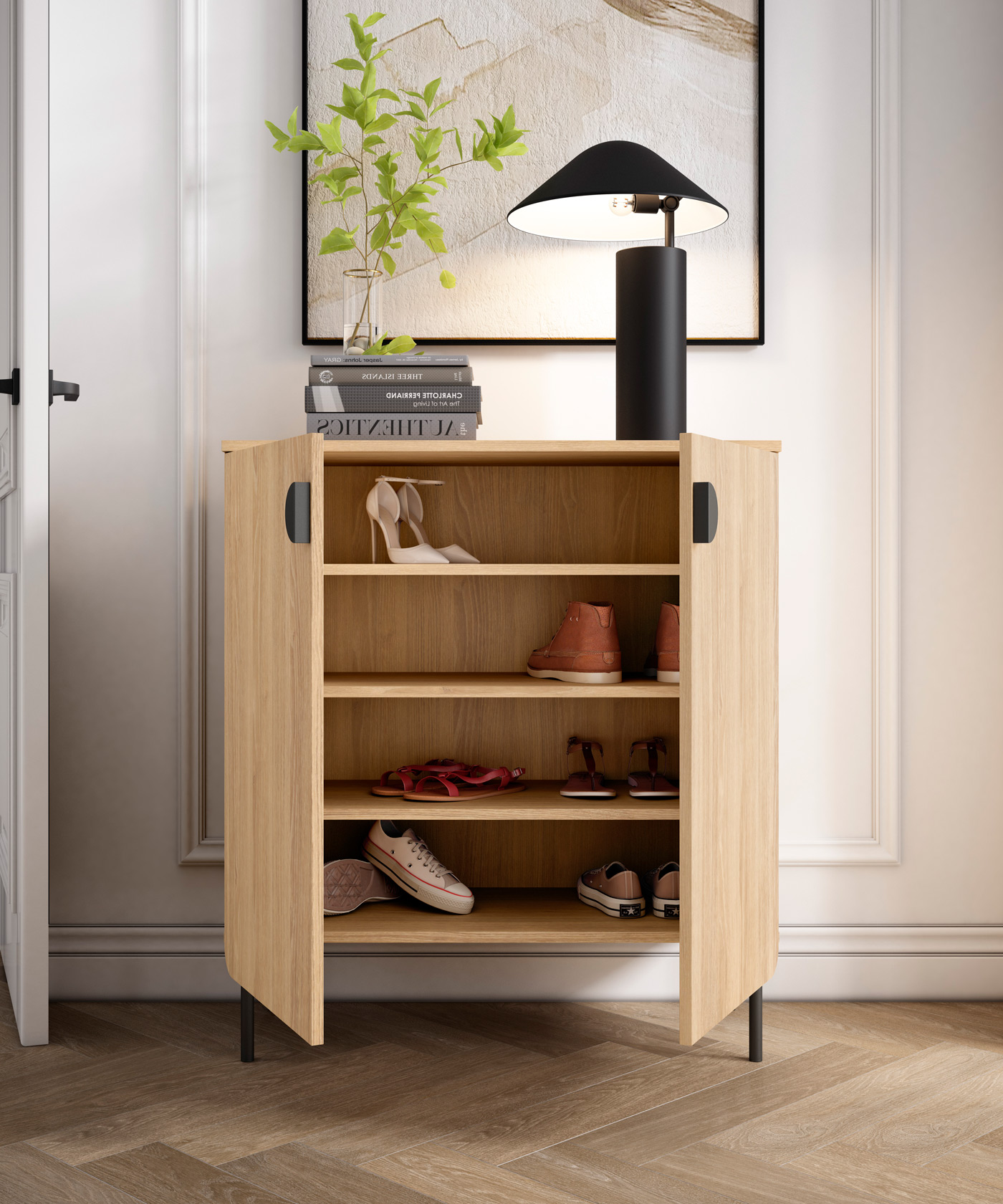 Zapatero de madera con varios estantes llenos de zapatos. Encima, una pila de libros y una lámpara.