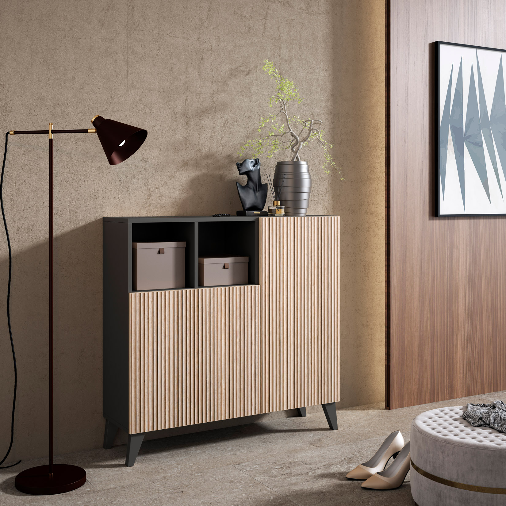 Base de lámpara de pie oscura junto a un mueble con frente de madera y decoración de superficie.