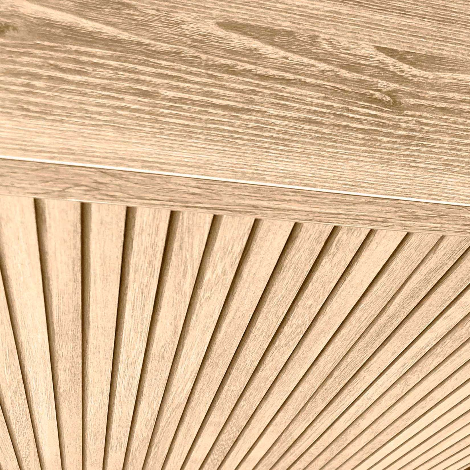 Veta de madera con ranuras verticales que se abren en abanico.