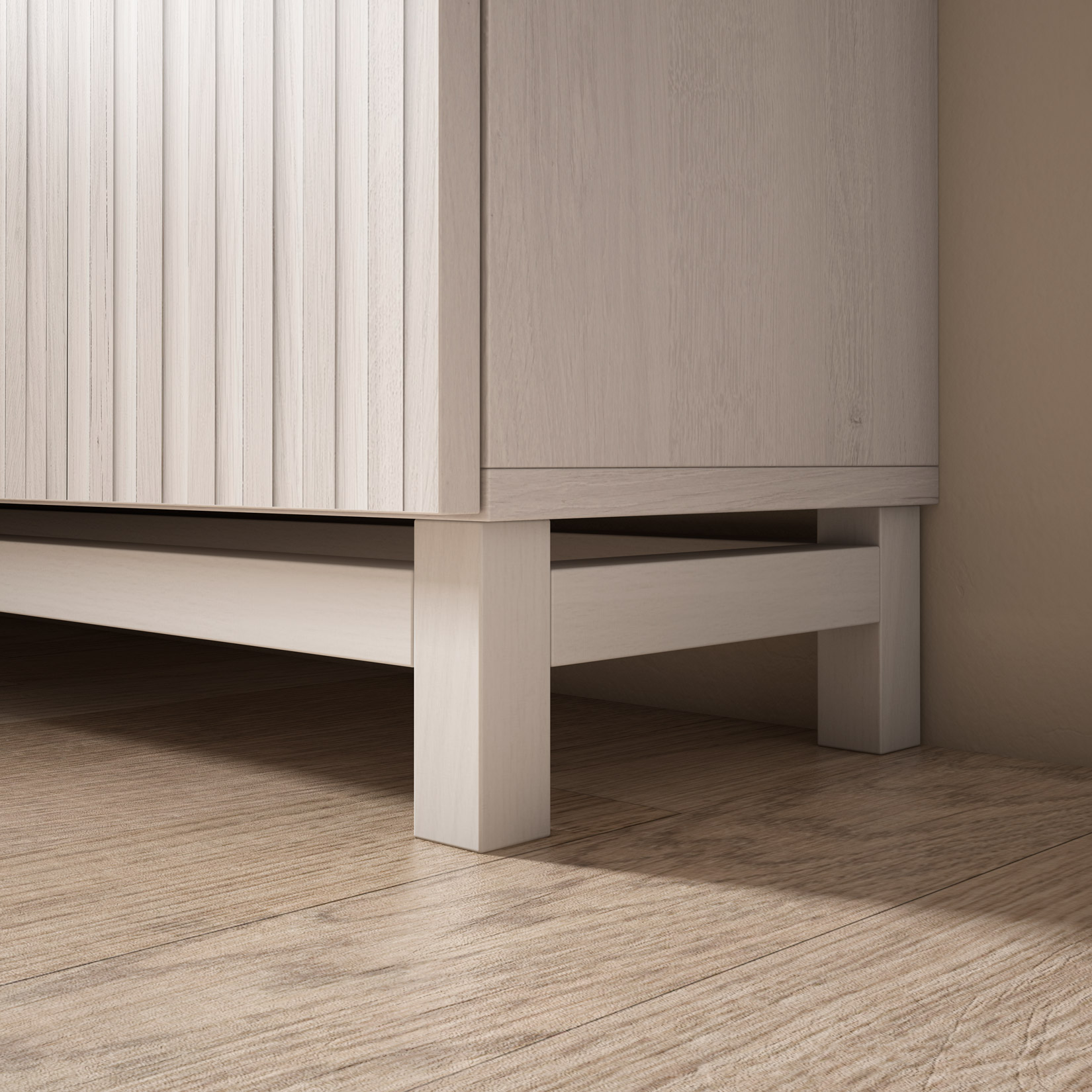 Primer plano de un armario de madera clara con lamas verticales, sobre patas en suelo de madera.
