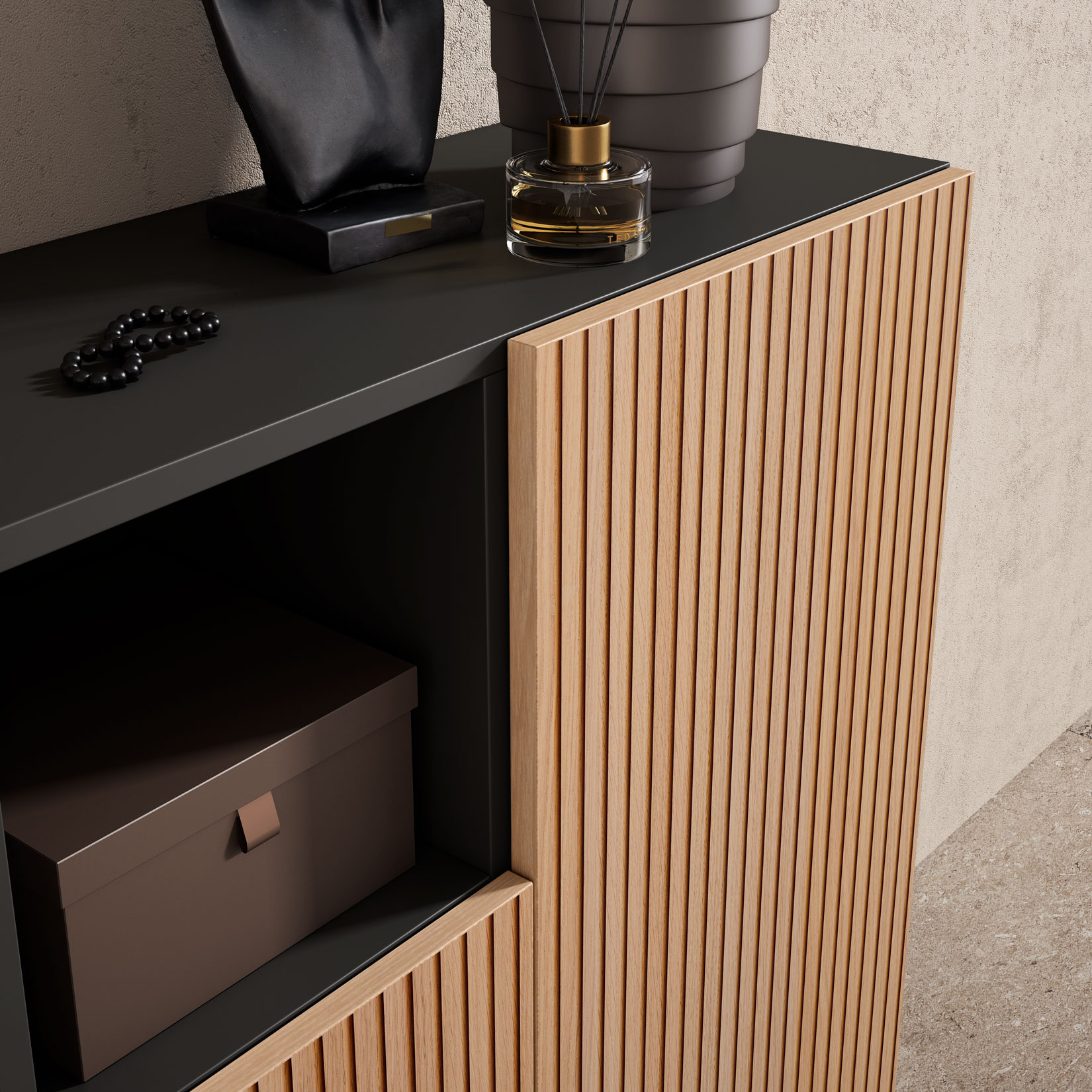 Un expositor de joyas negro, caja marrón y difusor en mueble negro con detalles de madera.