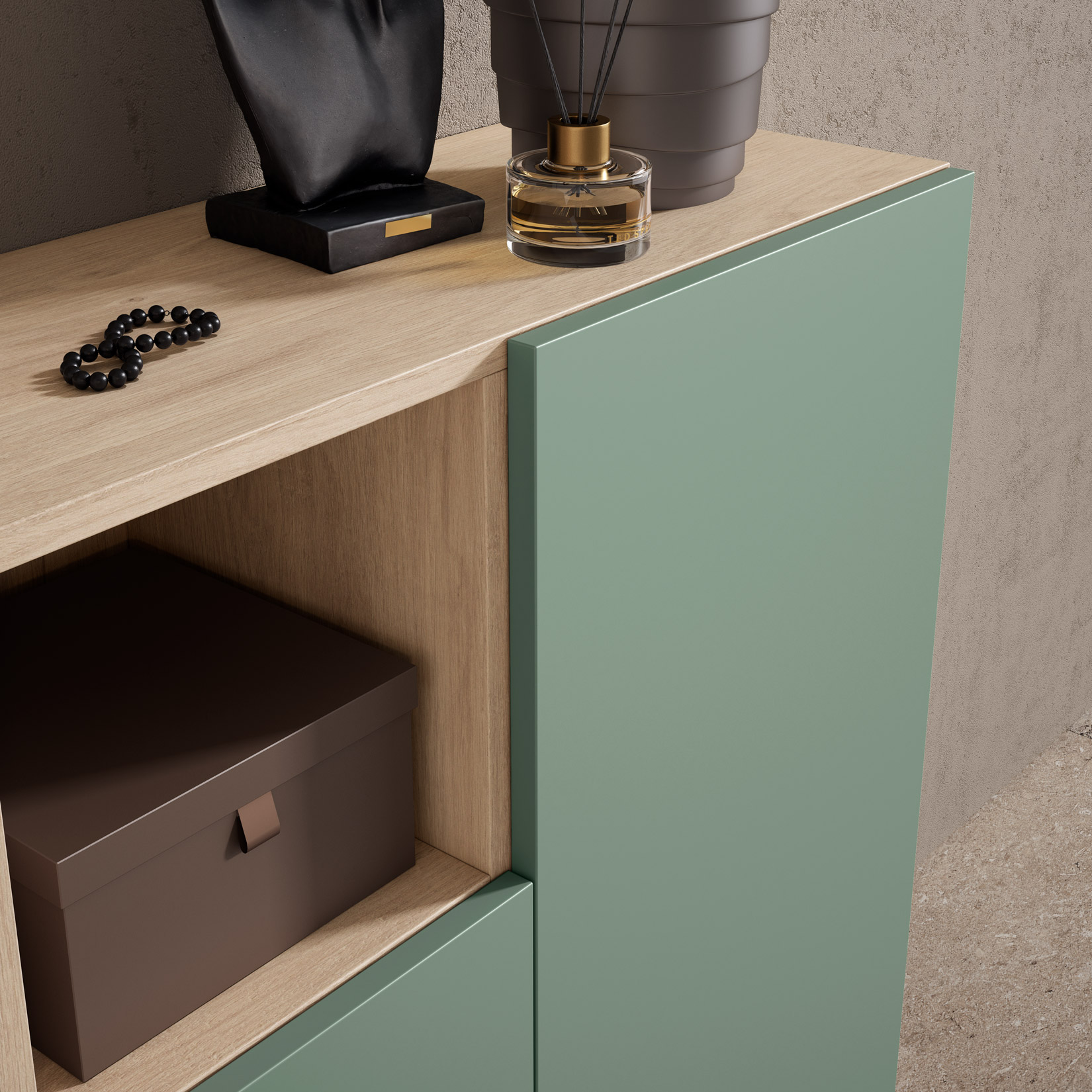 Una mesita de noche con frentes de madera, puerta verde y decoraciones.