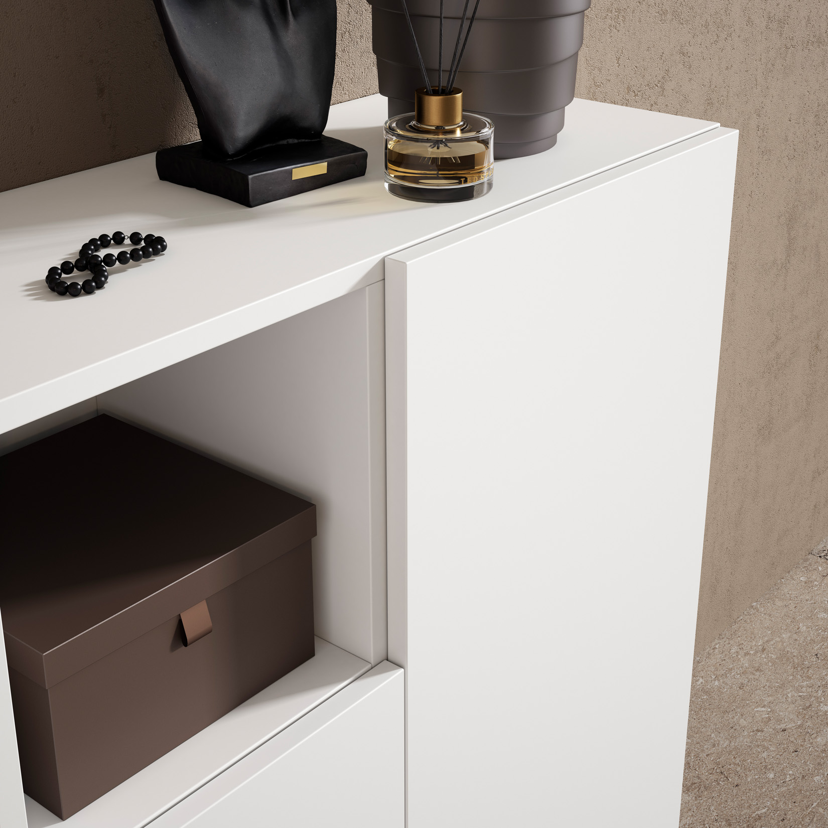 Un soporte de collar de perlas negras, difusor y caja marrón en un estante blanco.