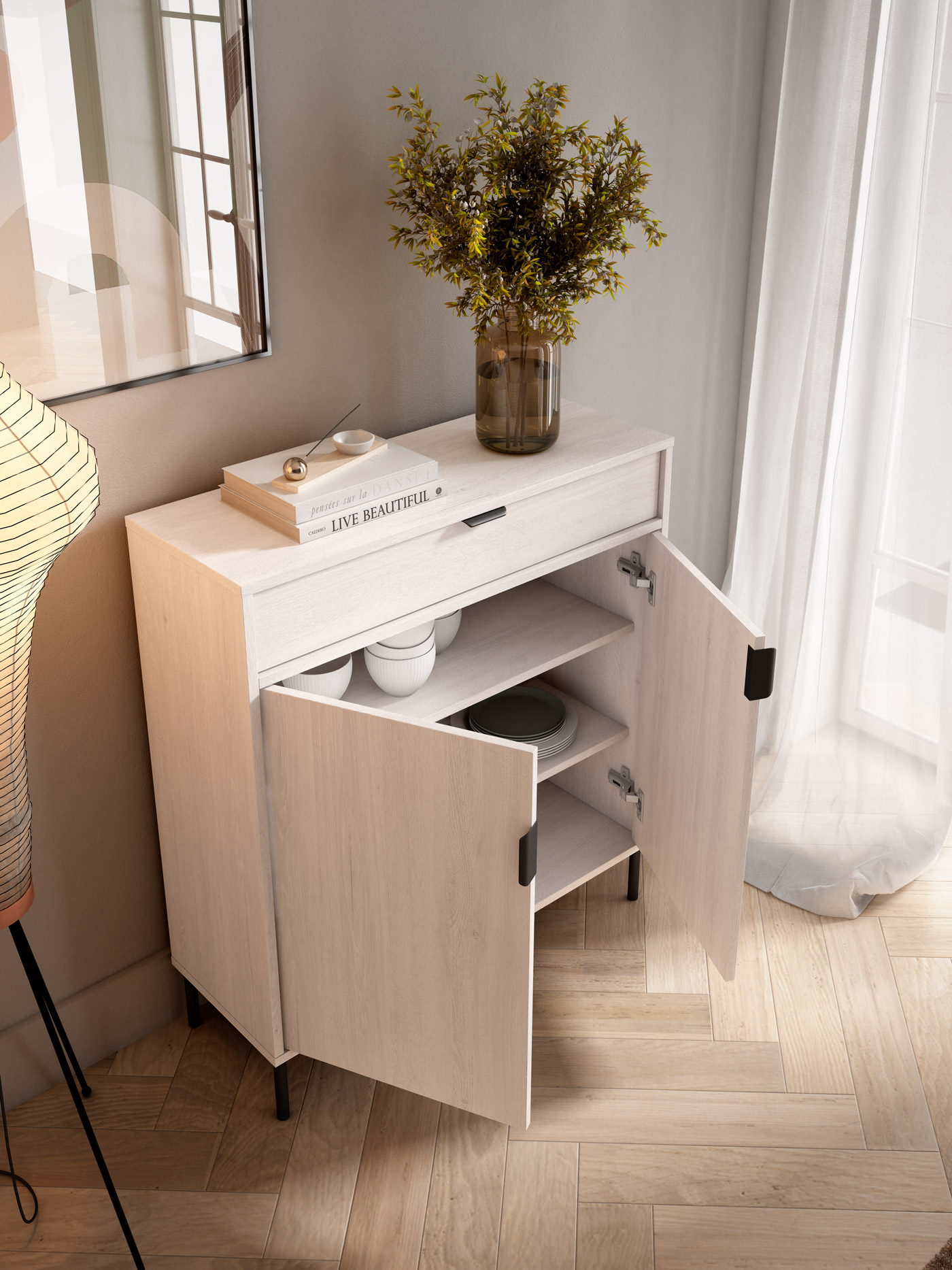Un mueble de madera clara con puertas abiertas, mostrando platos. Encima hay un jarrón con ramas.