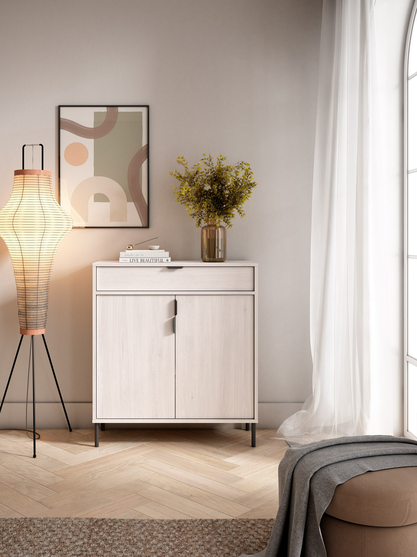 Una habitación luminosa con lámpara de pie, armario, arte y cortinas.