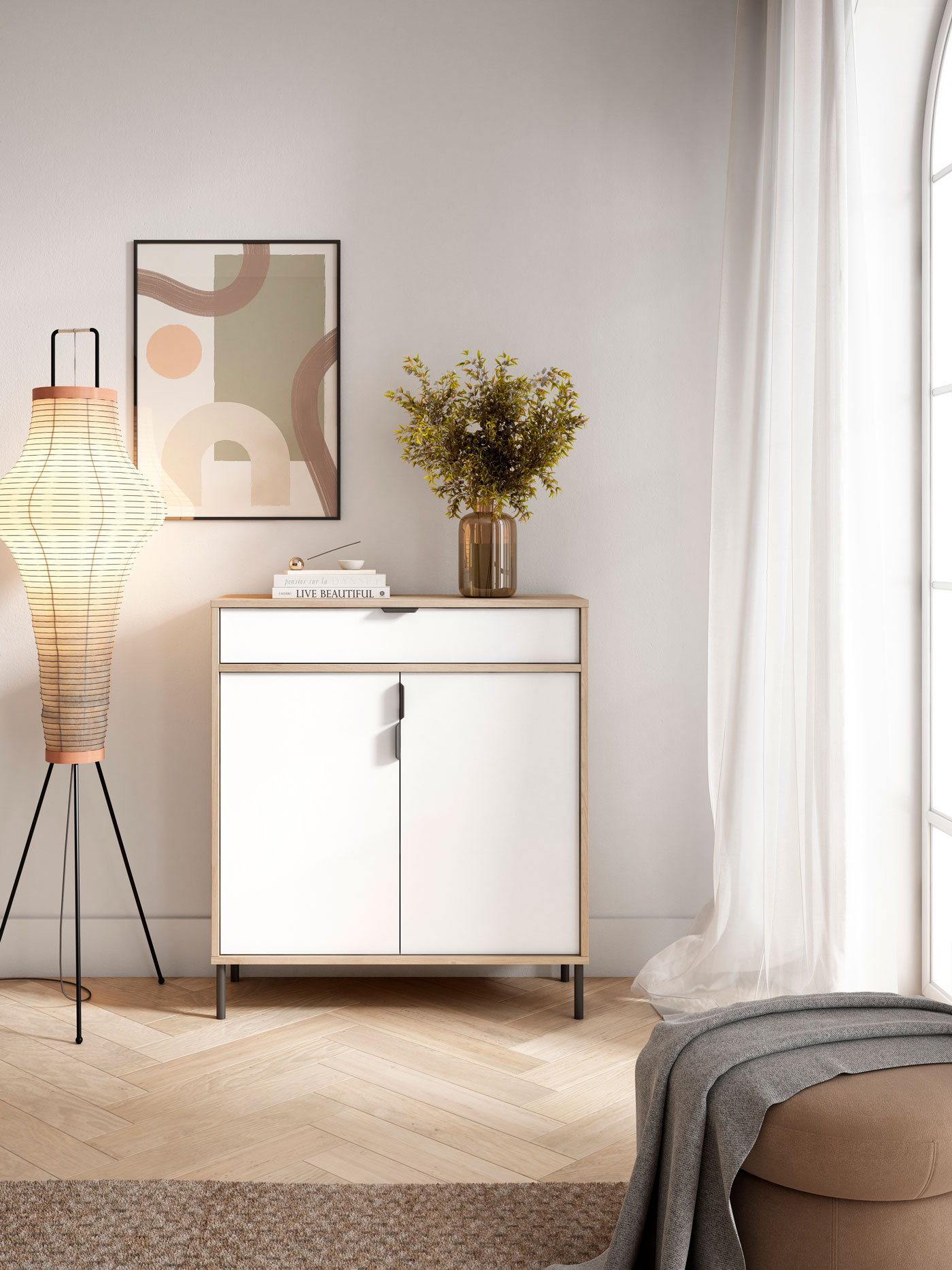 Un mueble con puertas blancas, una lámpara de pie y un cuadro al lado.
