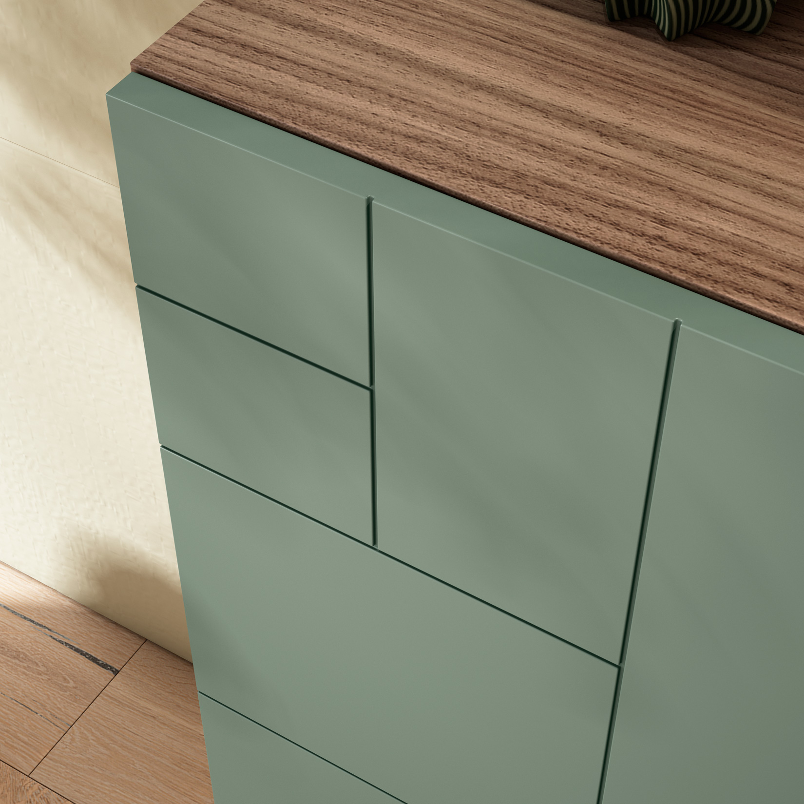 Cómoda verde con tapa de madera, junto a un suelo claro.