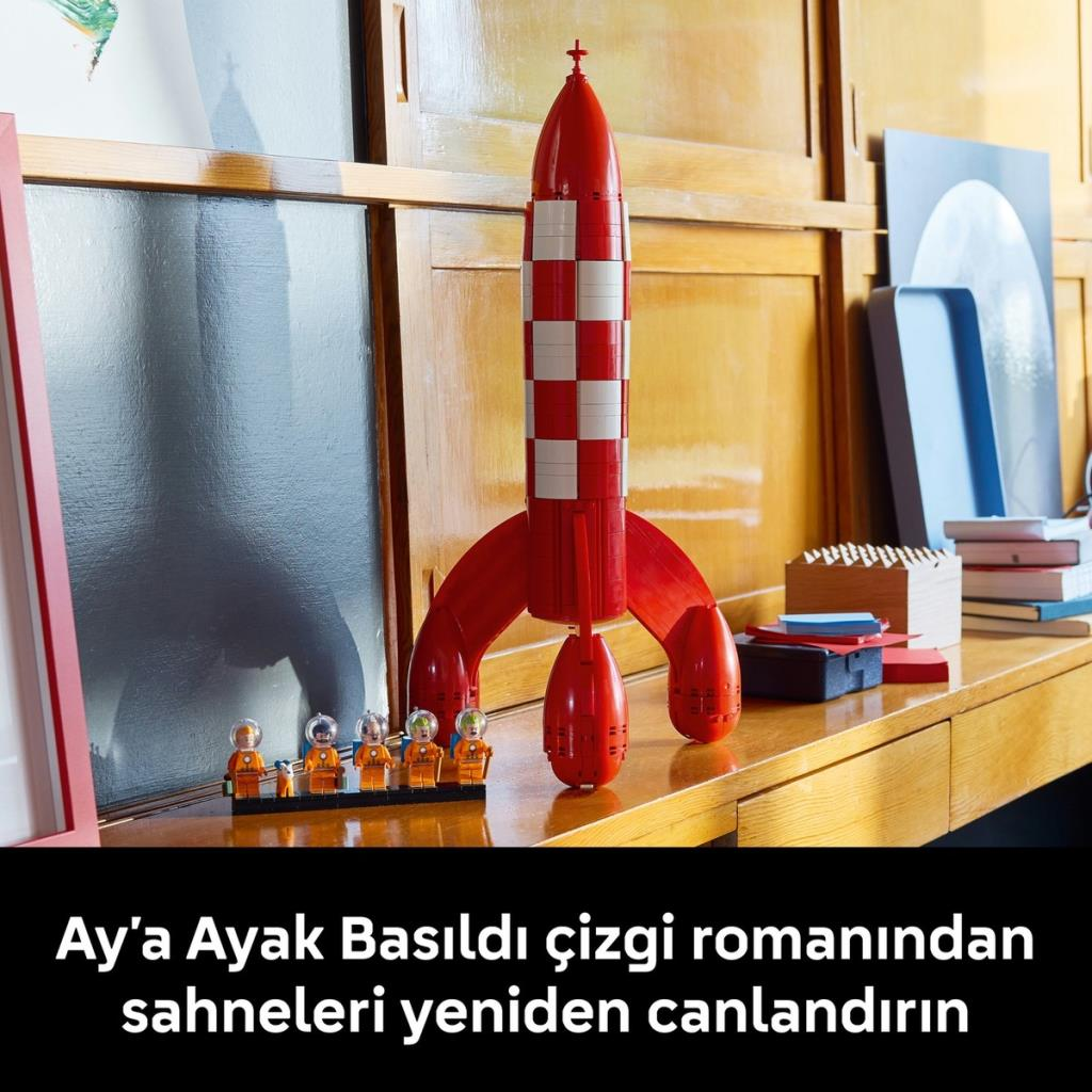 Önde beyaz kareli kırmızı bir Lego roket modeli ve astronot figürleri.