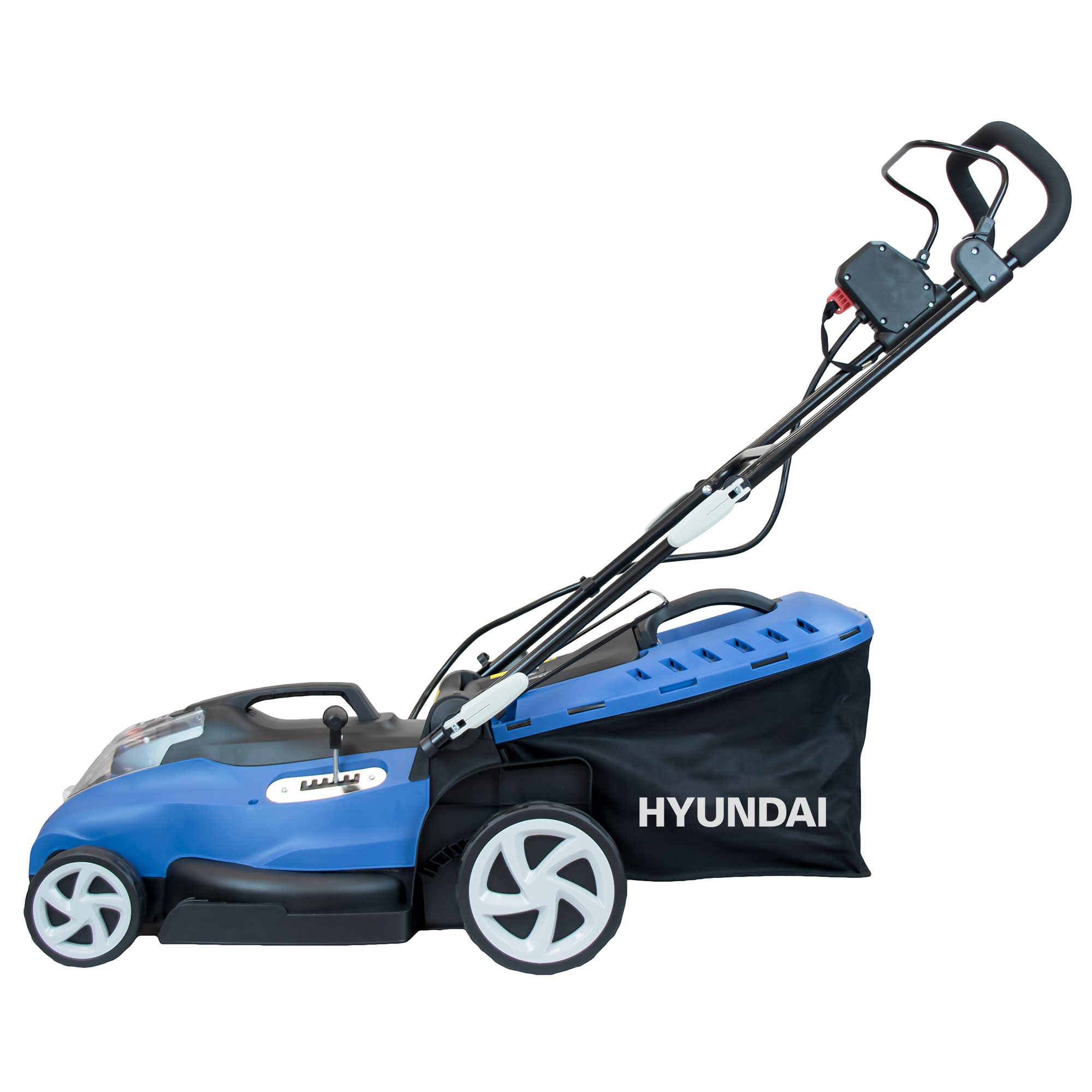 Cortacésped Hyundai azul con bolsa de césped negra y ruedas blancas sobre fondo blanco.