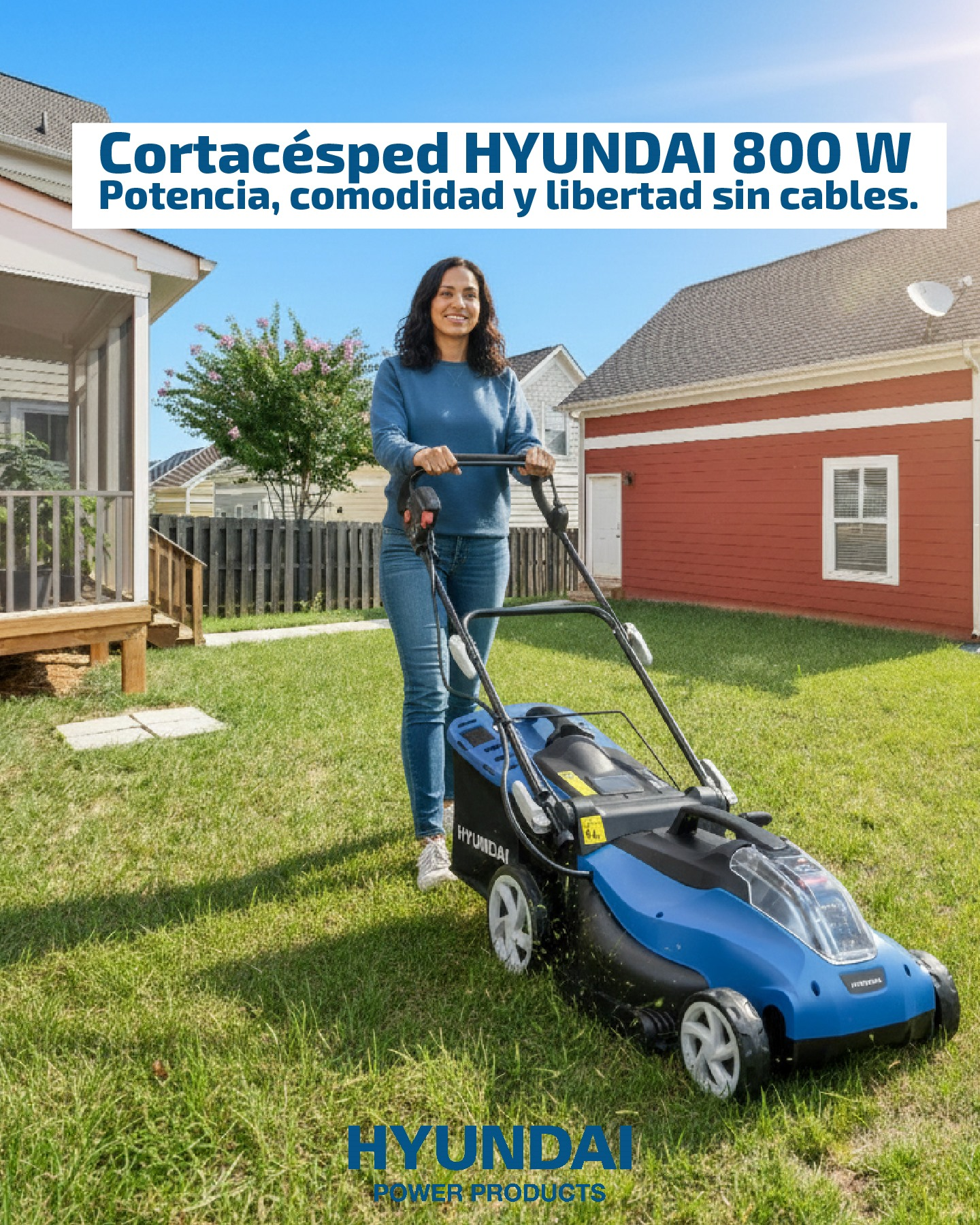 Una mujer empuja un cortacésped Hyundai azul por un césped verde frente a una casa.