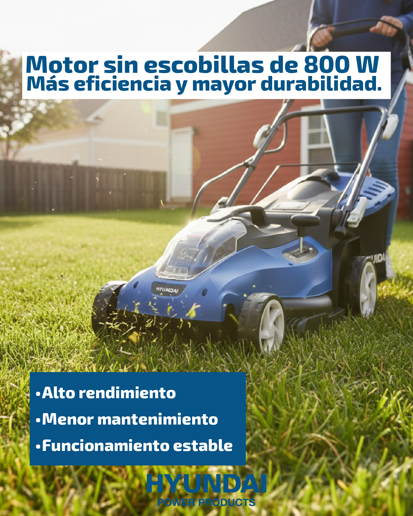 Cortacésped azul es usado por una persona en césped verde.