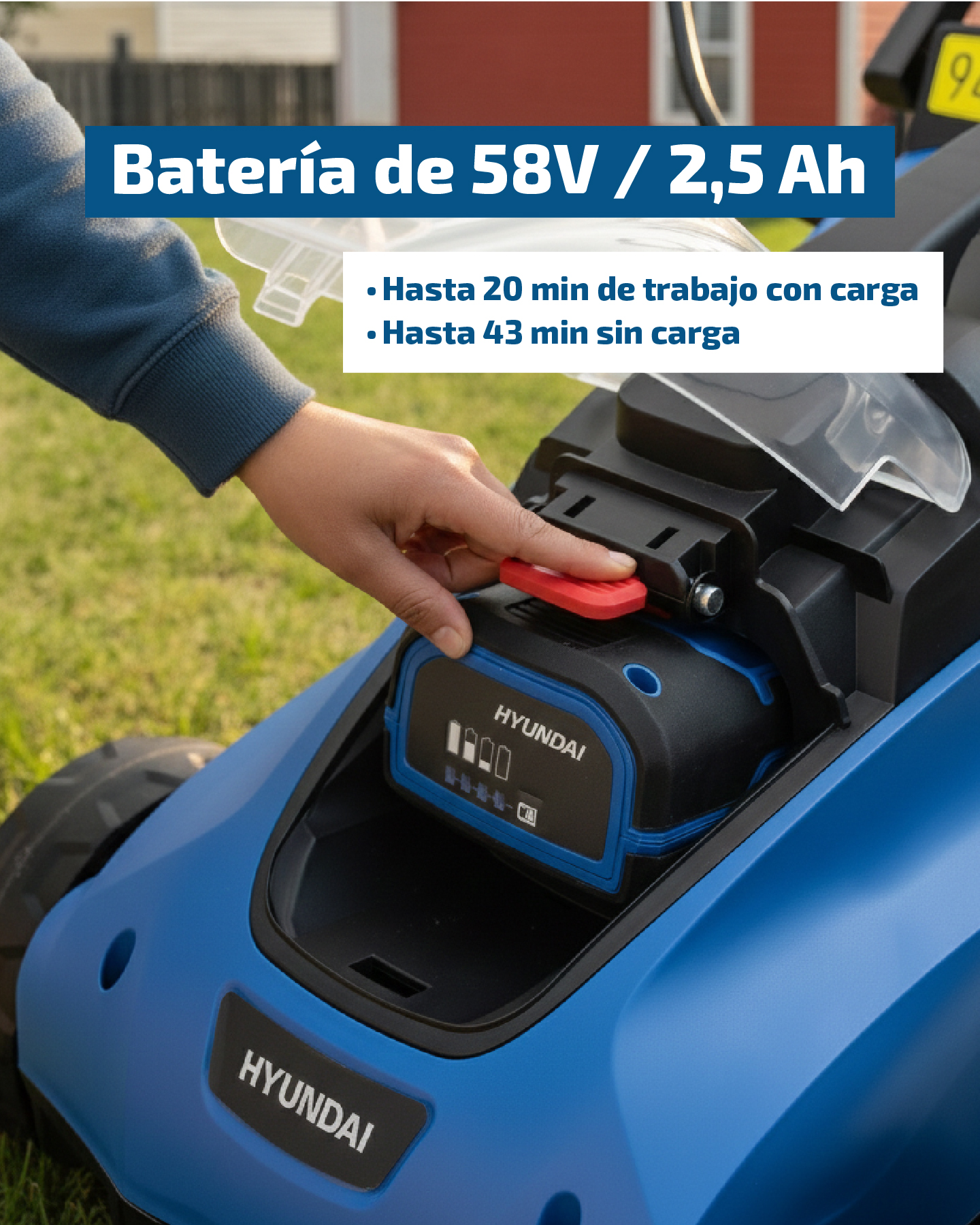 Una mano inserta una batería de 58V/2,5Ah en un cortacésped azul.