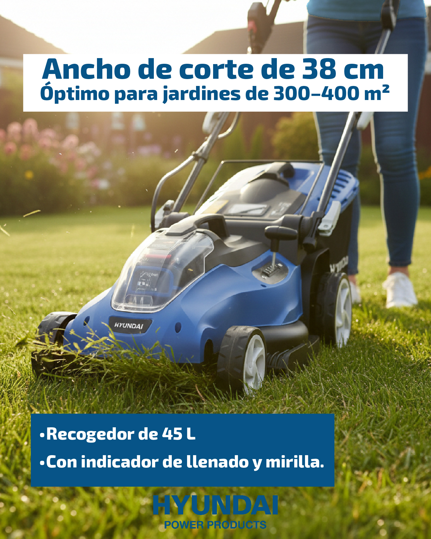 Un cortacésped Hyundai azul se usa en un césped. Texto sobre ancho de corte y recogedor.