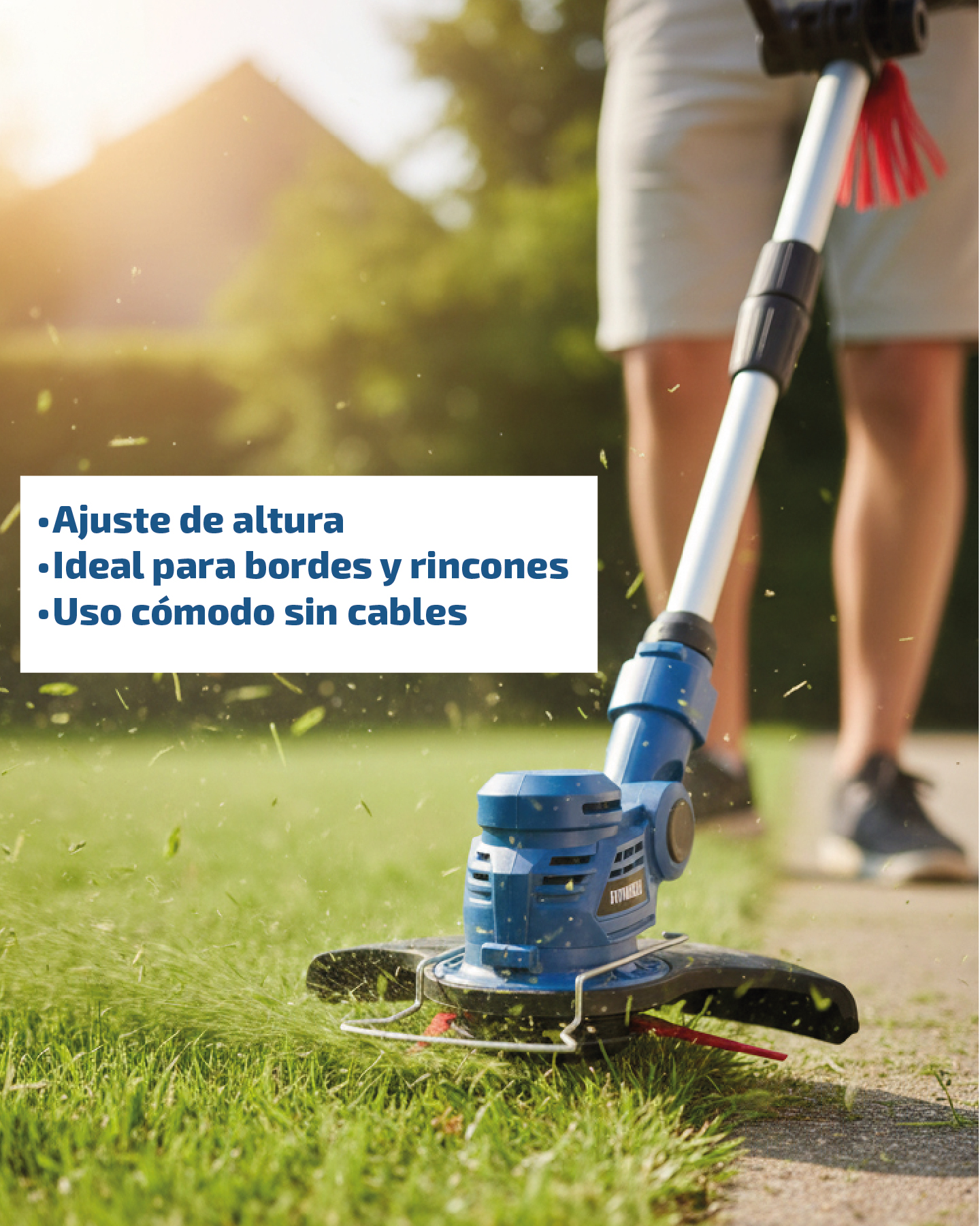 Una cortadora de césped azul corta el pasto, una persona al fondo.
