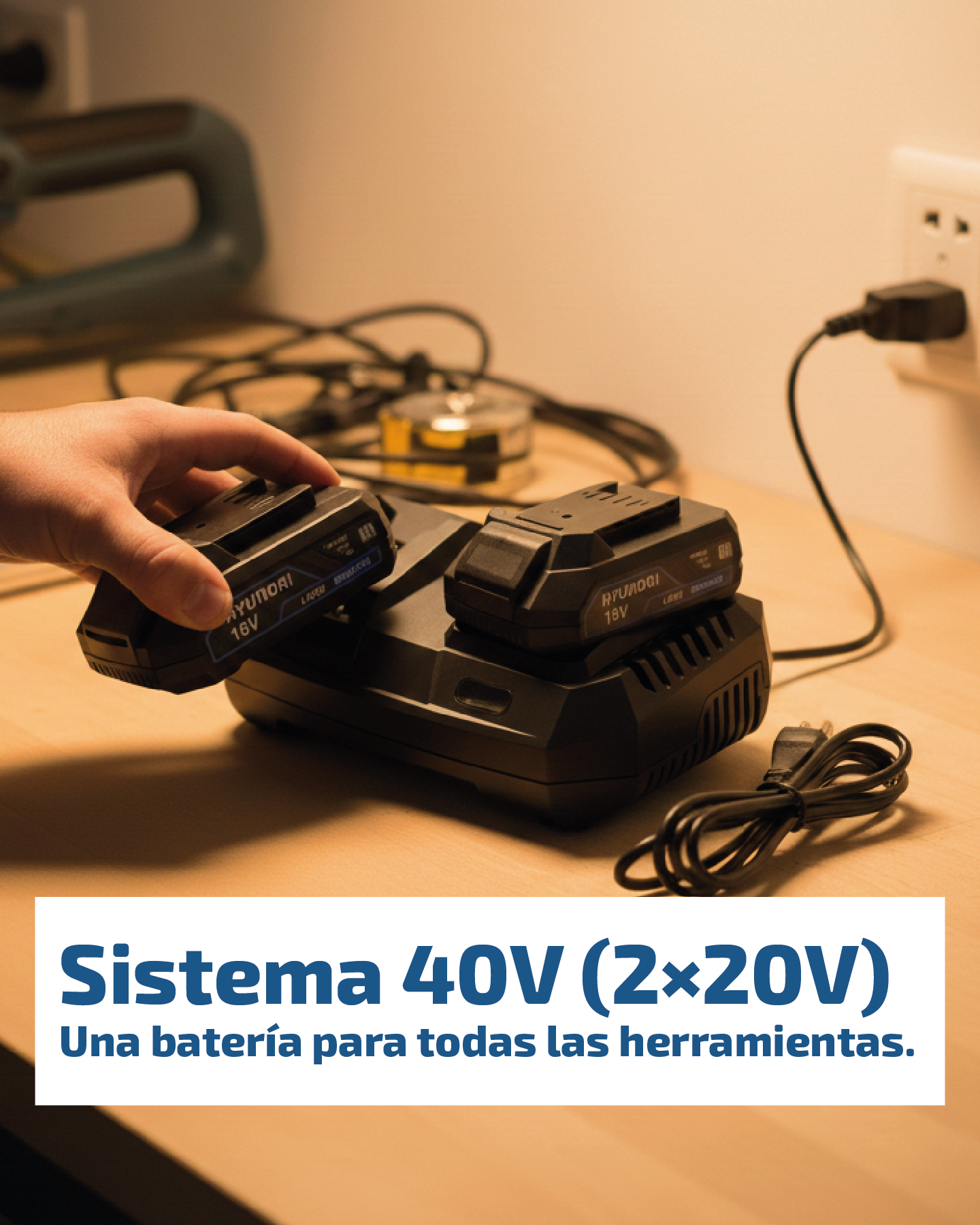Una mano coloca una batería Hyundai de 18V en un cargador.