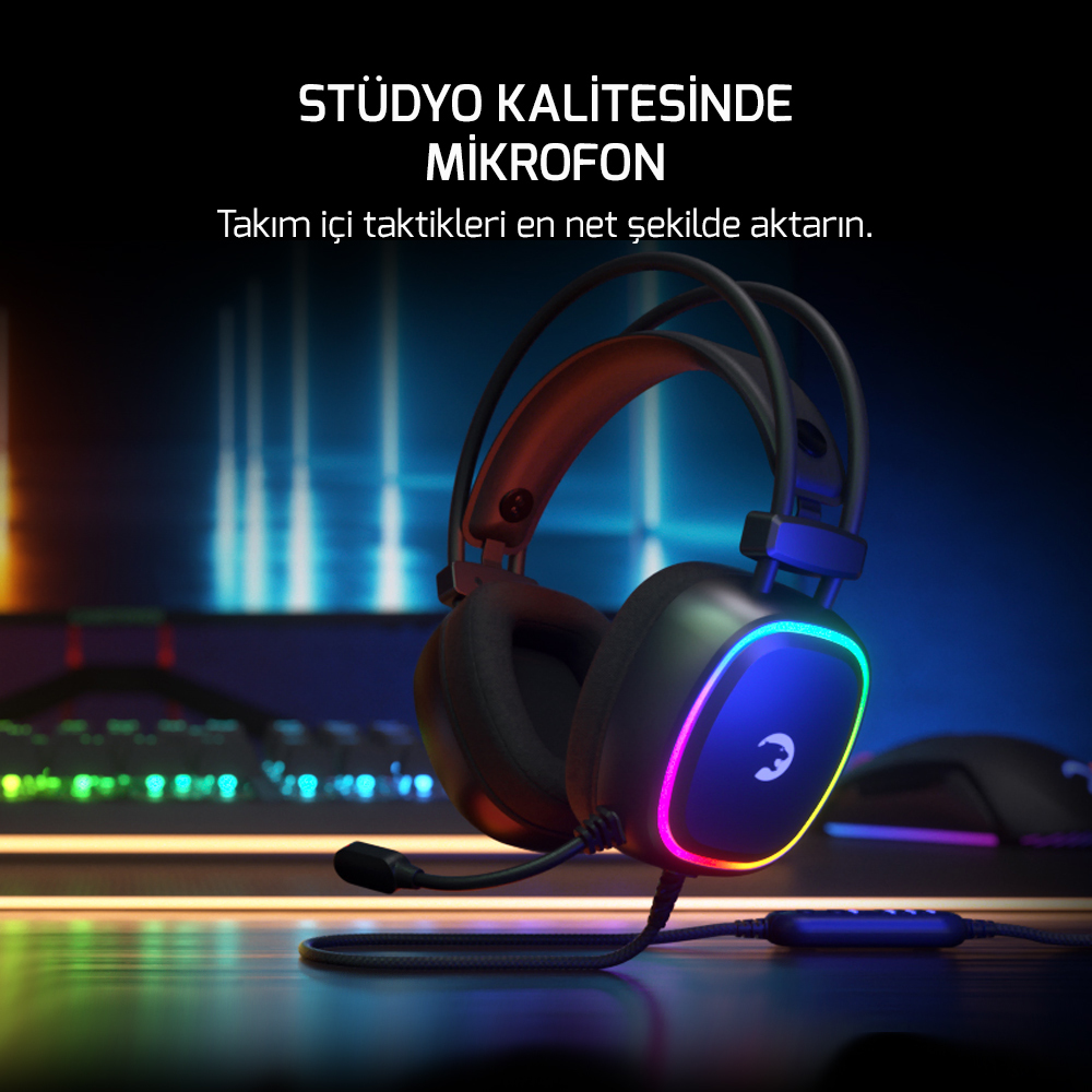Mikrofonlu ve RGB aydınlatmalı oyuncu kulaklığı masada duruyor.