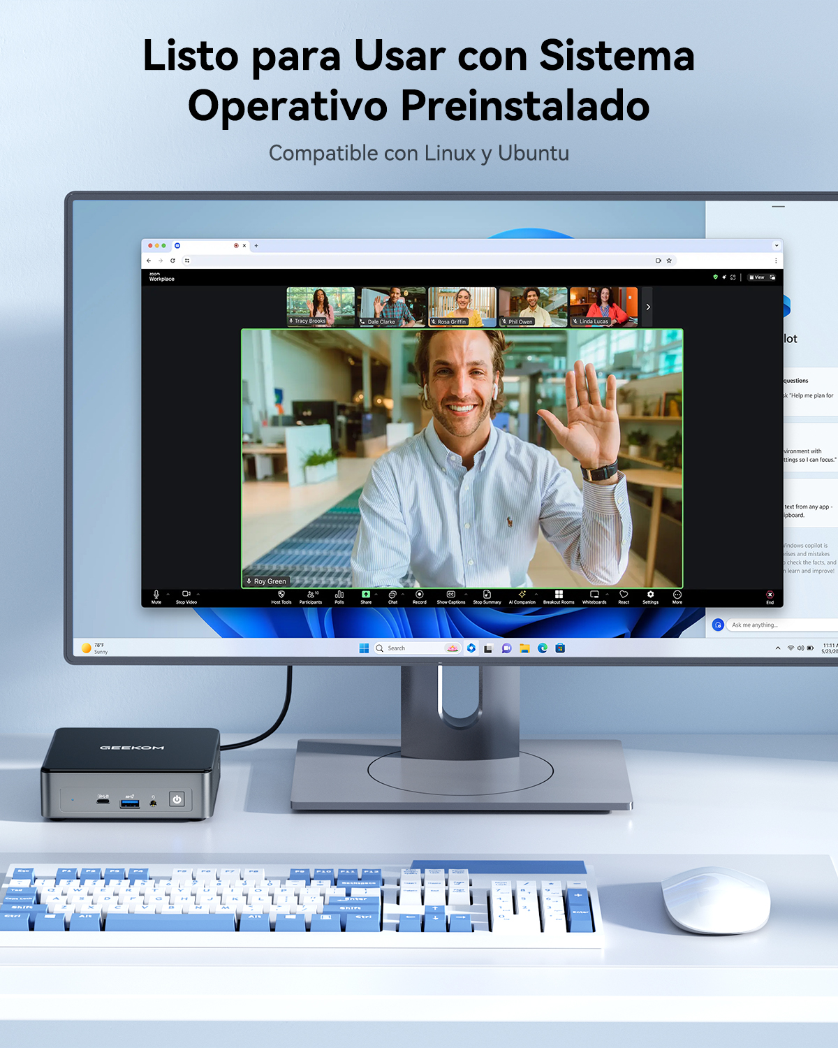 Un hombre saluda en videollamada. Ordenador, teclado y ratón cerca.