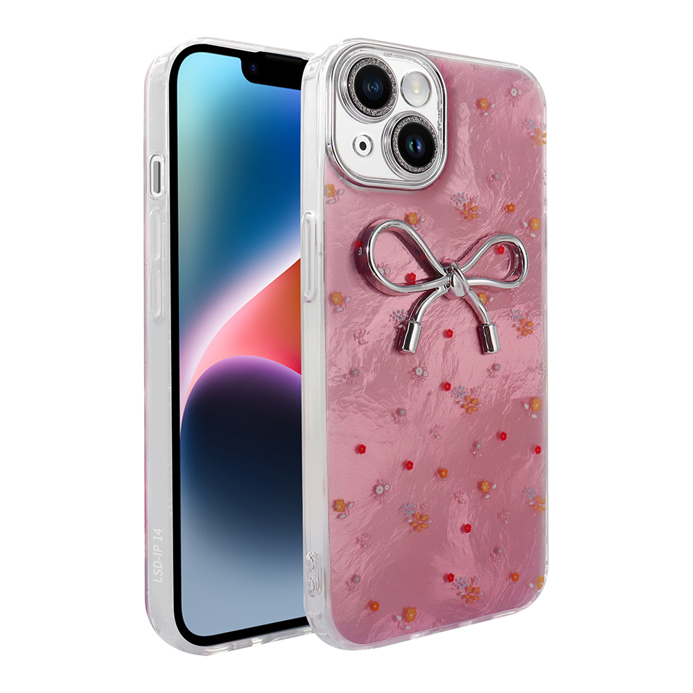Çiçekler ve fiyonkla süslenmiş pembe telefon kılıfı. Telefon görünüyor.