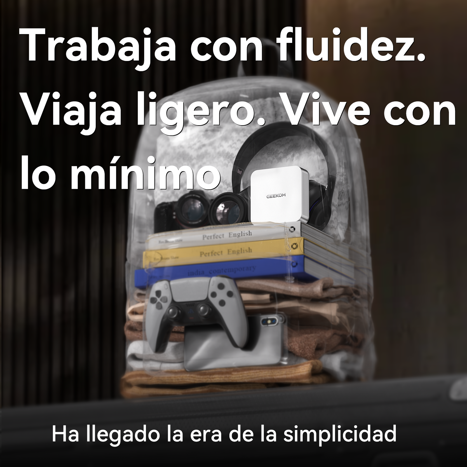 Una mochila llena de auriculares, cámara, libros, móvil y mando.