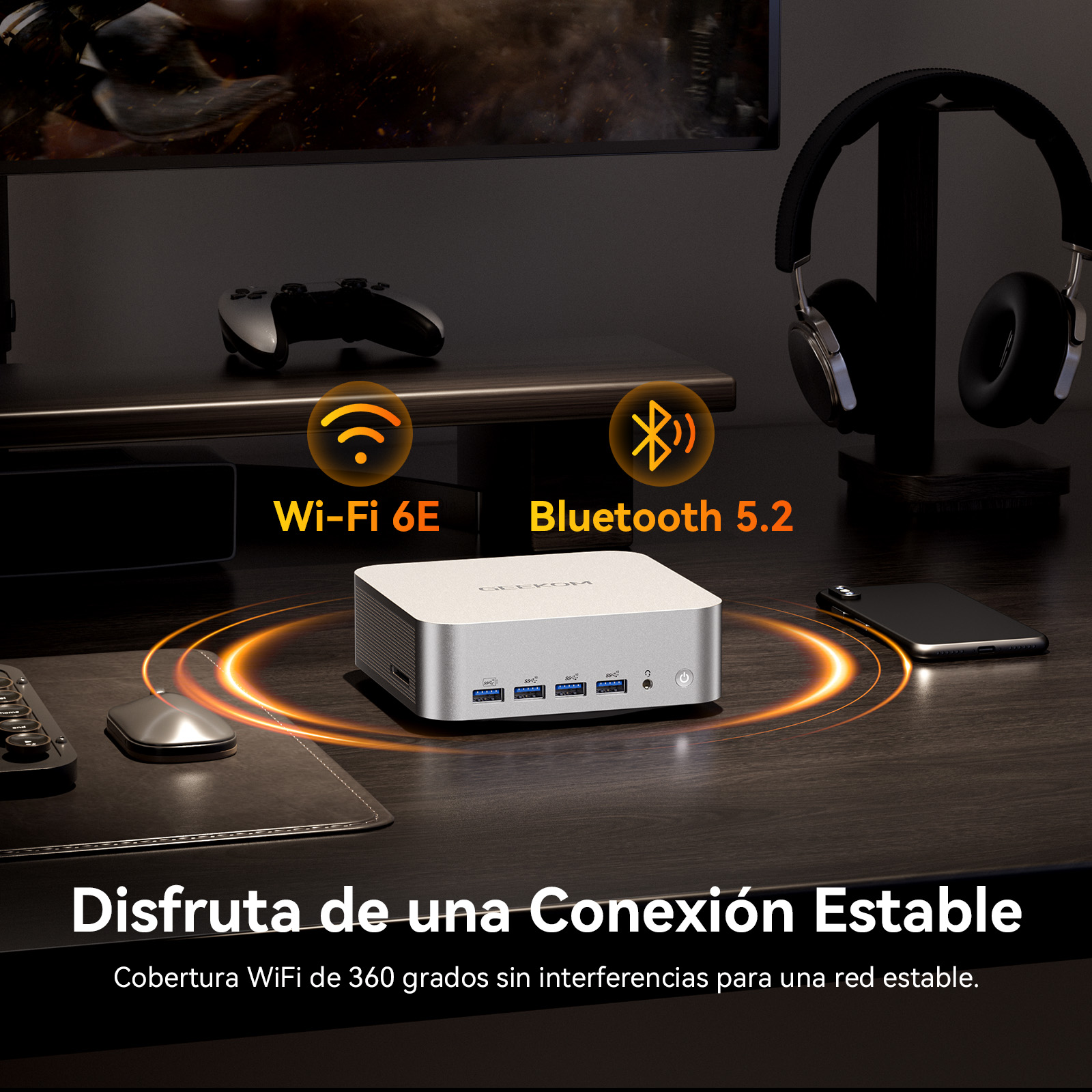 Un mini PC plateado con Wi-Fi 6E y Bluetooth 5.2, con un mando y auriculares cerca.