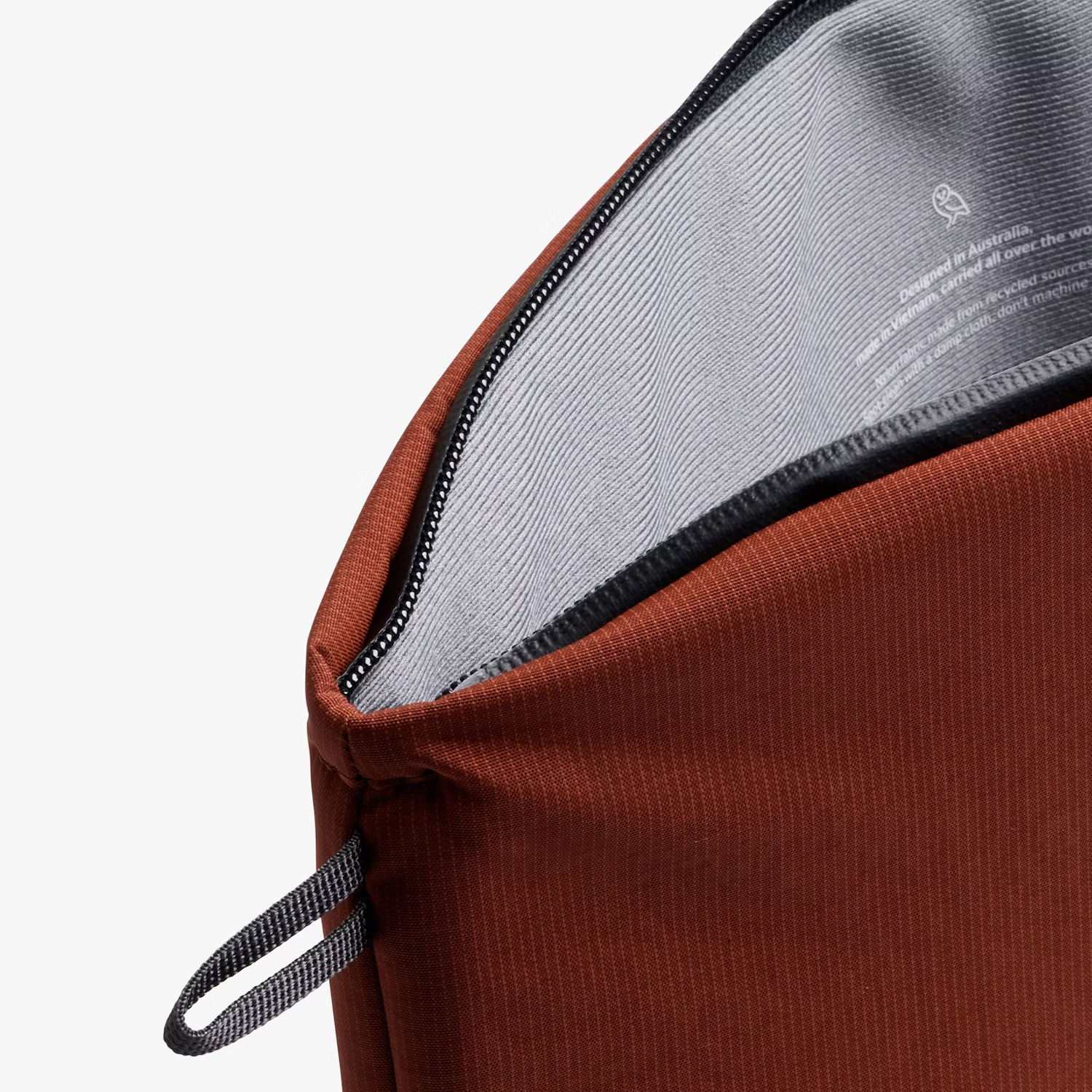 Borsa arancione con zip, interno grigio a righe, con passante.