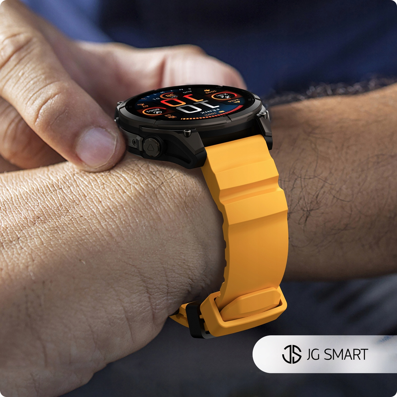 Na nadgarstku osoby znajduje się czarny smartwatch z pomarańczowym paskiem. Ekran wyświetla dane.