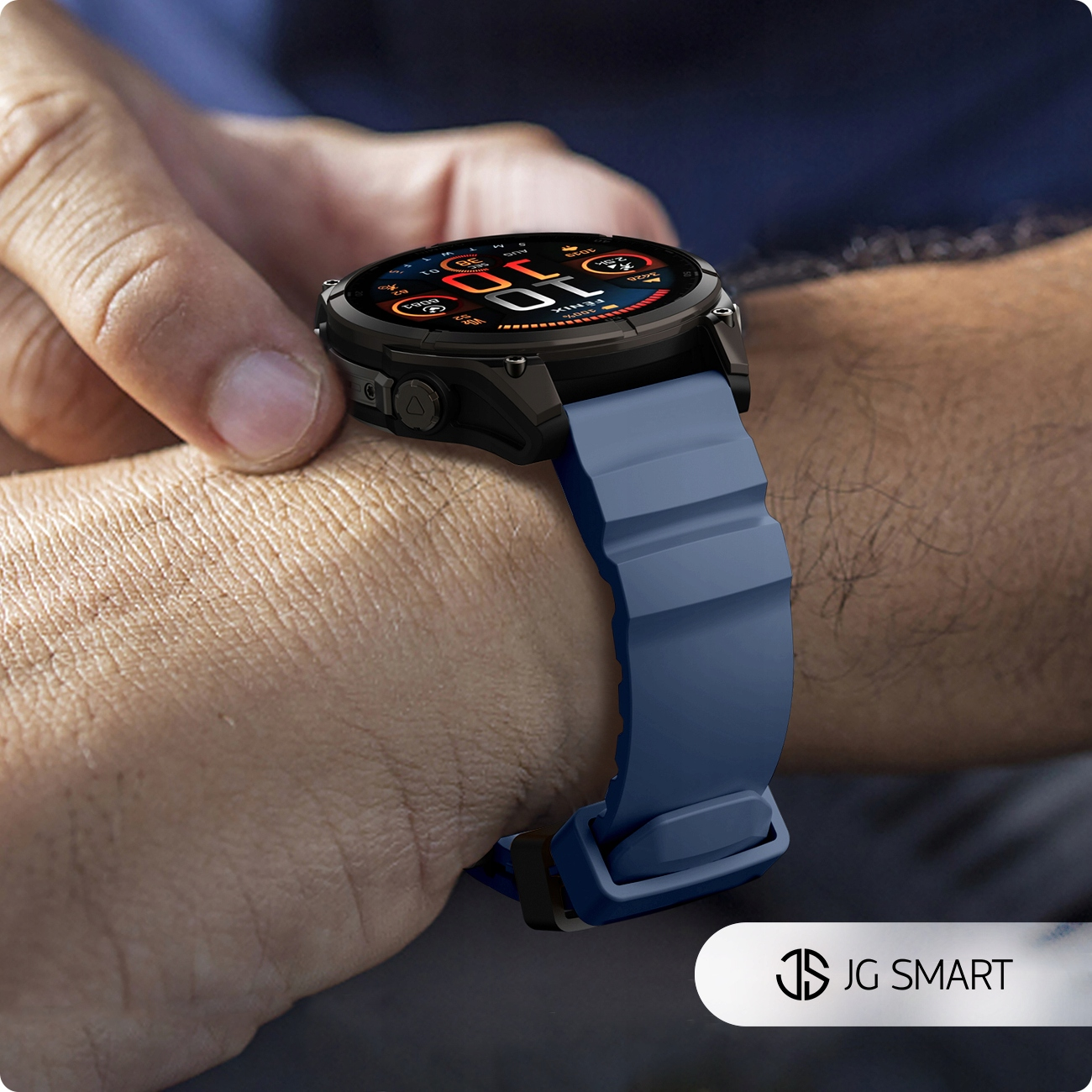 Osoba nosi na nadgarstku czarny smartwatch z niebieskim paskiem.