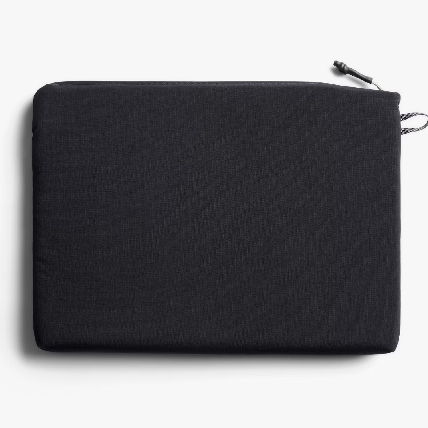 Una pochette nera con cerniera, passante in tessuto e linguetta nera su sfondo bianco.