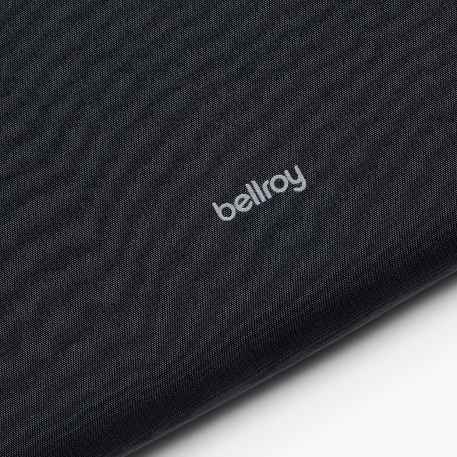 Tessuto grigio scuro con il logo bianco inciso “bellroy”.