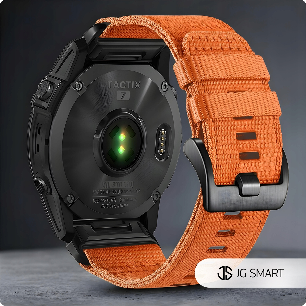 Czarny smartwatch z pomarańczowym paskiem, pokazujący czujnik tętna i etykietę 'TACTIX 7'.