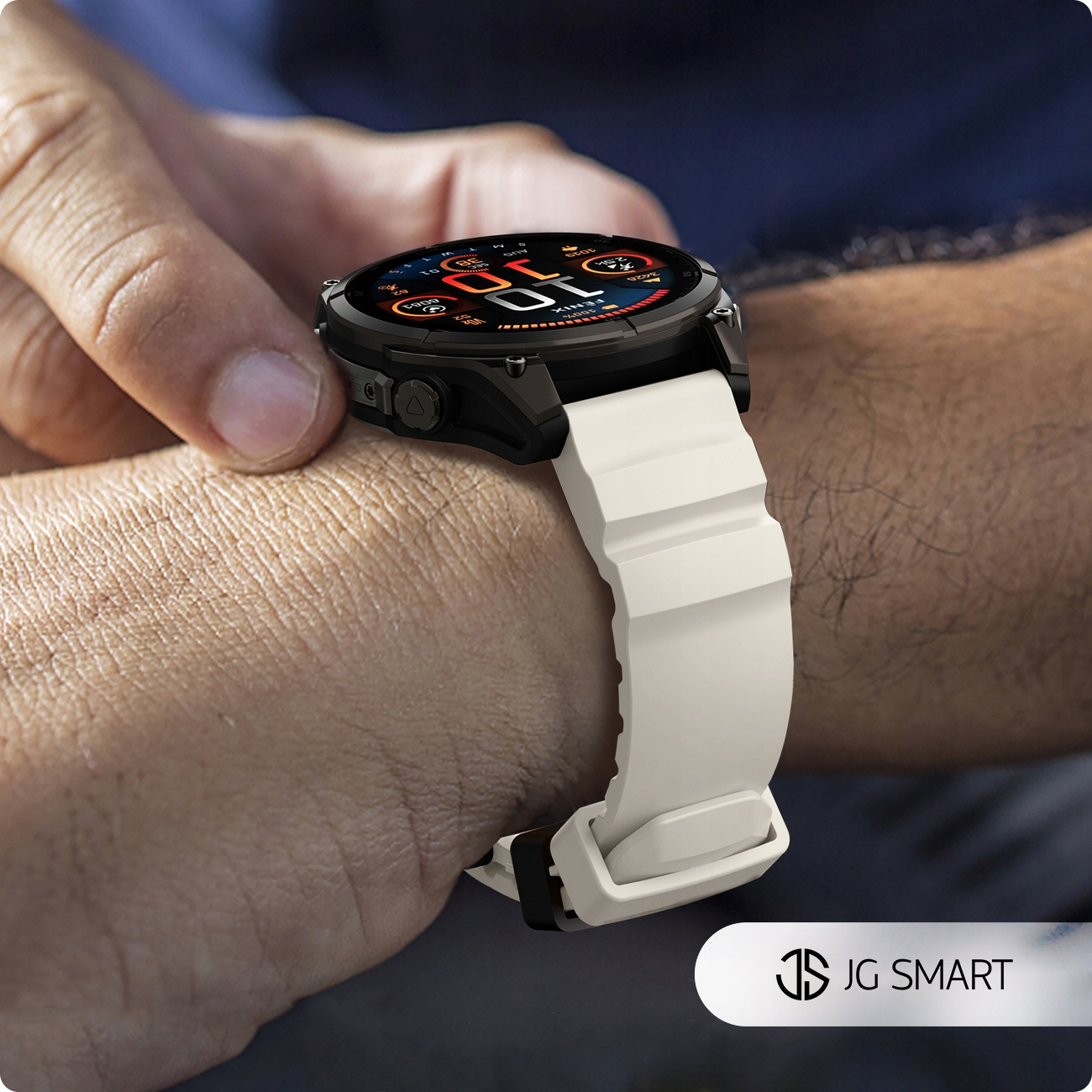 Osoba nosi smartwatch z białym paskiem na nadgarstku.
