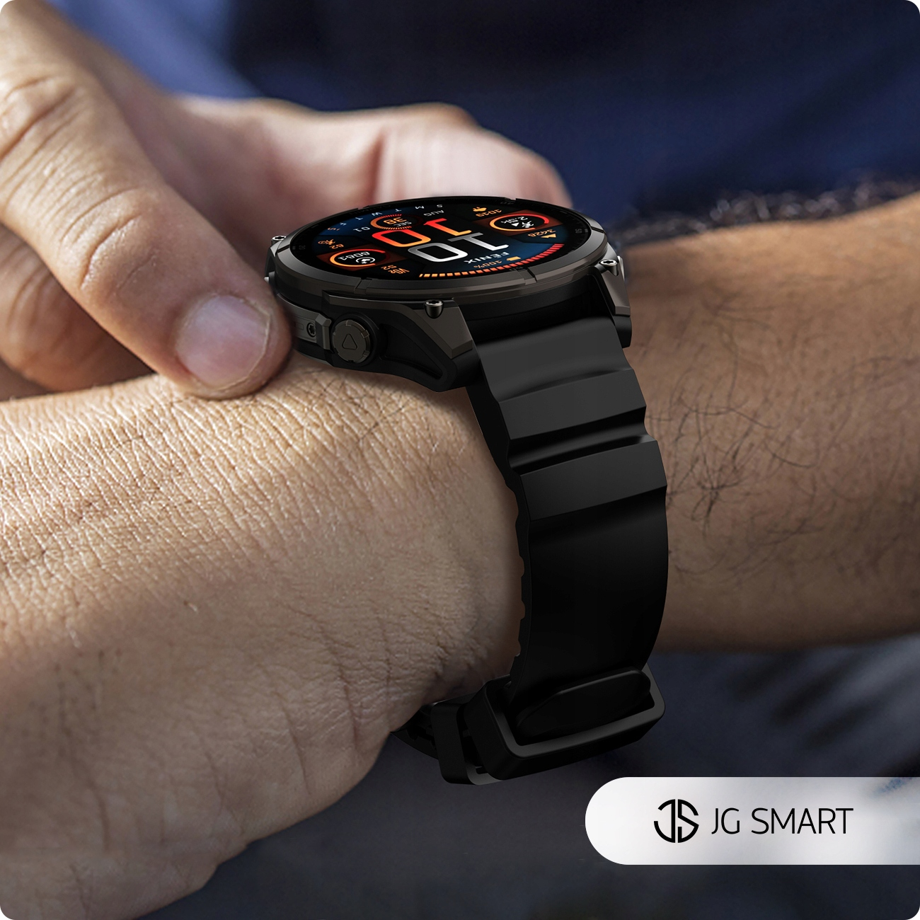 Osoba nosi na nadgarstku czarny smartwatch z kolorowym wyświetlaczem.