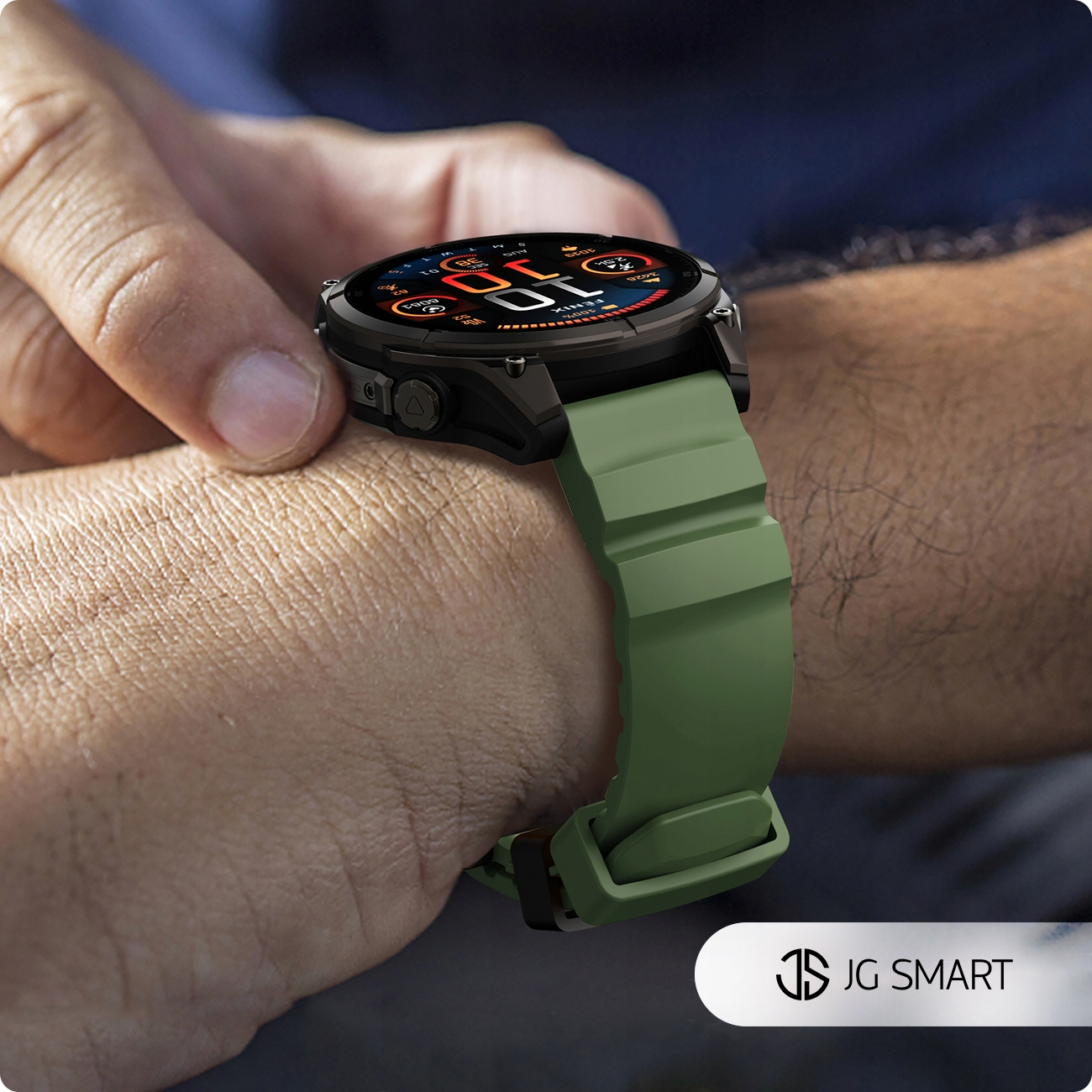 Osoba nosi czarny smartwatch z zielonym paskiem.