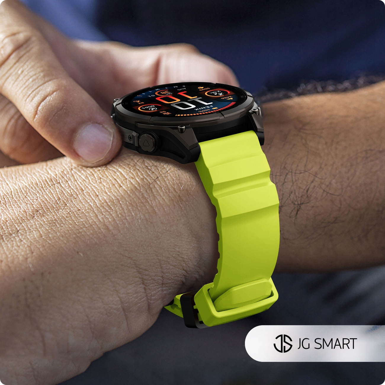 Osoba nosząca czarny smartwatch z jaskrawozielonym paskiem na nadgarstku.