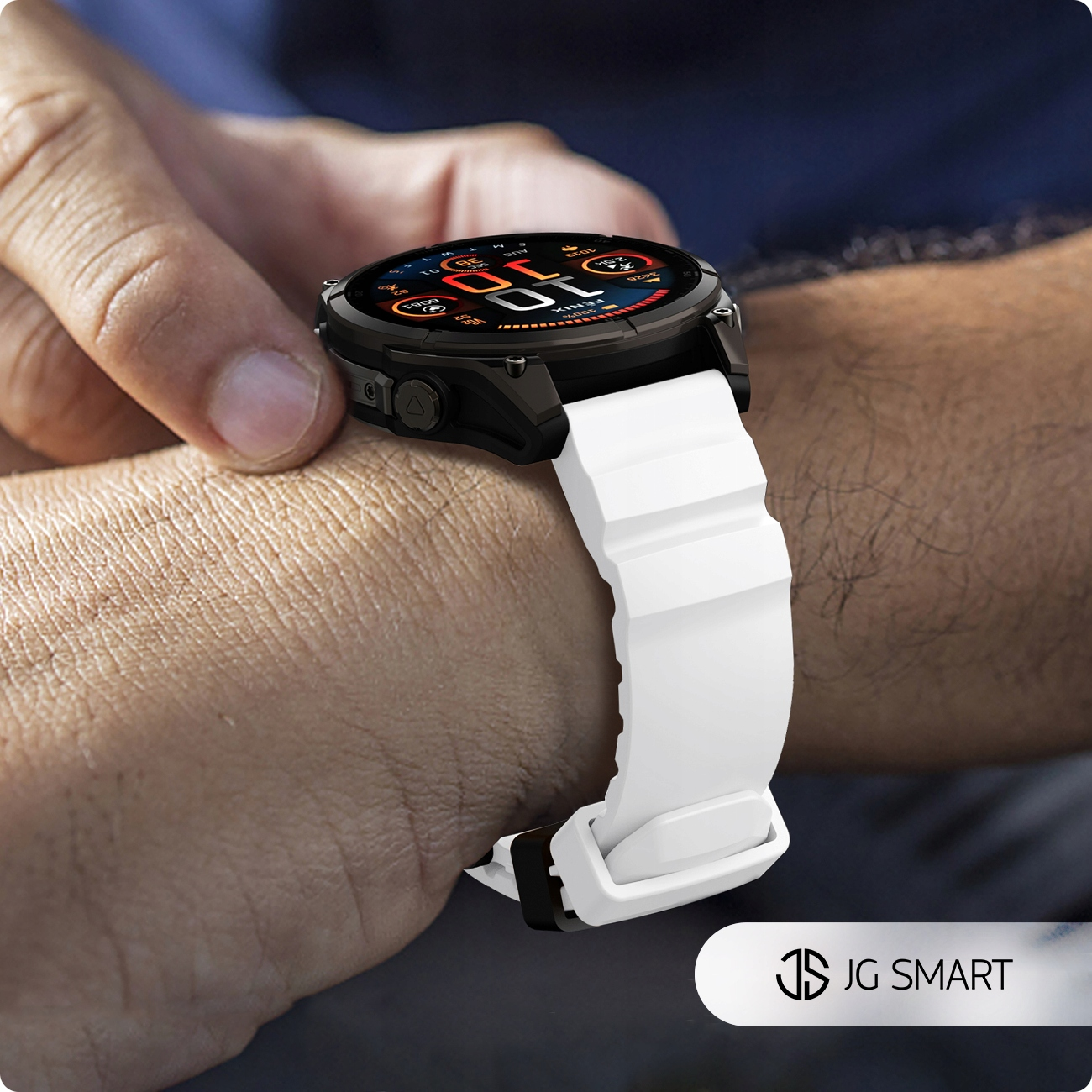 Ręka nosi czarny smartwatch z białym paskiem. Ekran wyświetla kolorowe dane.