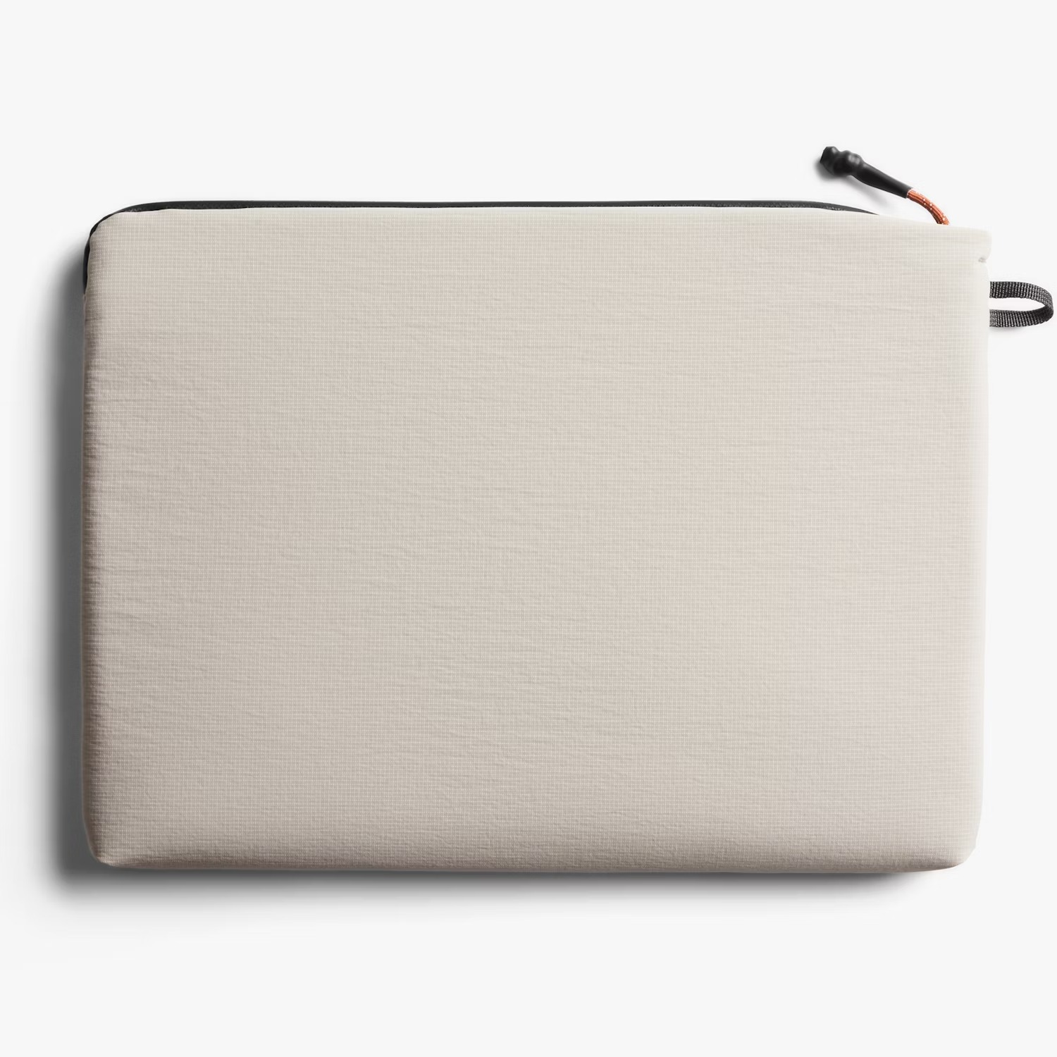 Una pochette beige chiaro con cerniera nera e passante in tessuto.
