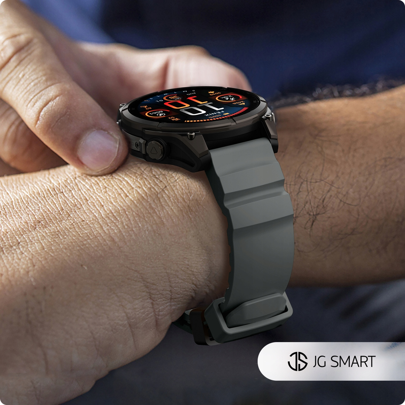Osoba nosi smartwatch z szarym paskiem na lewym nadgarstku.