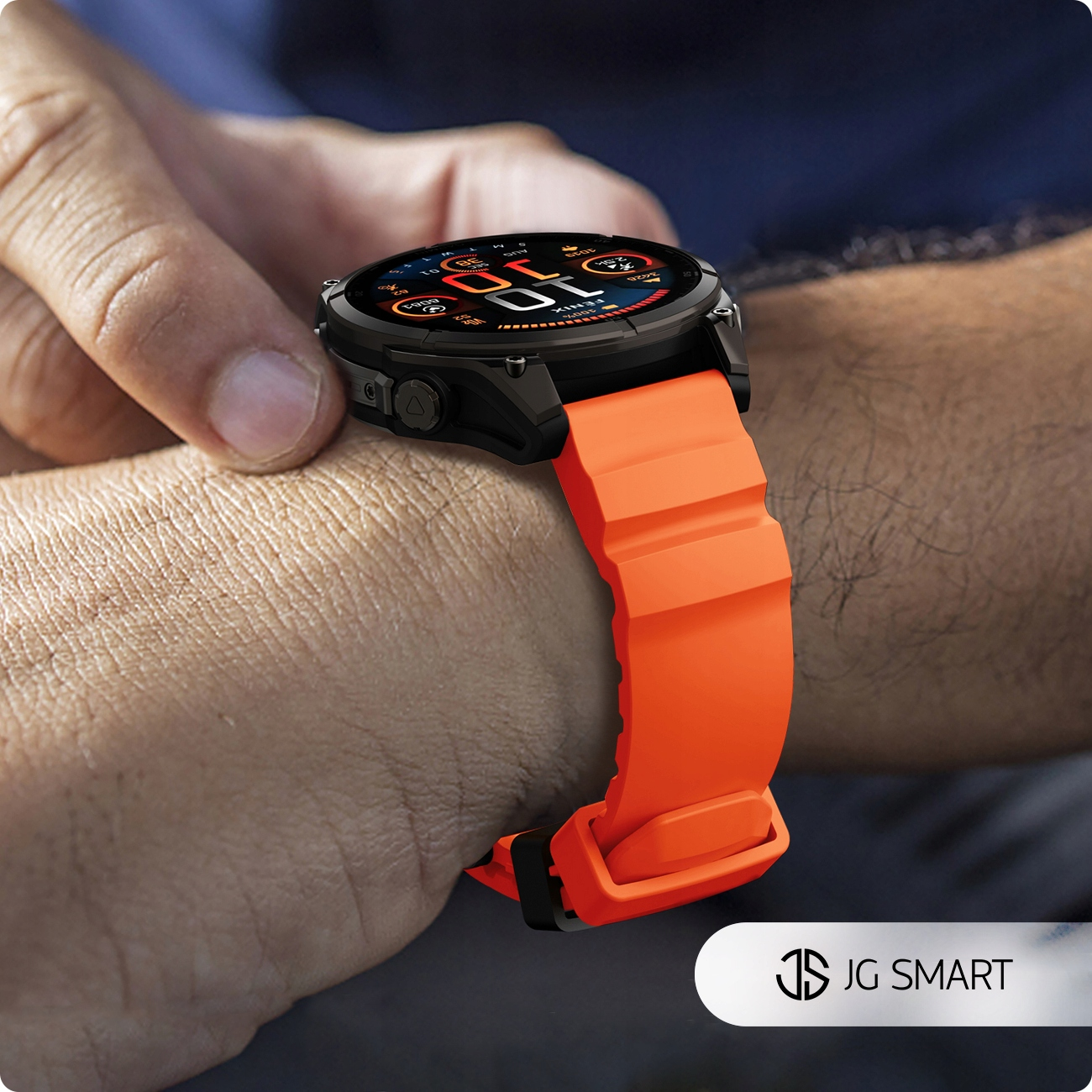 Czarny smartwatch z pomarańczowym paskiem noszony na nadgarstku. Tarcza zegarka wyświetla dane.