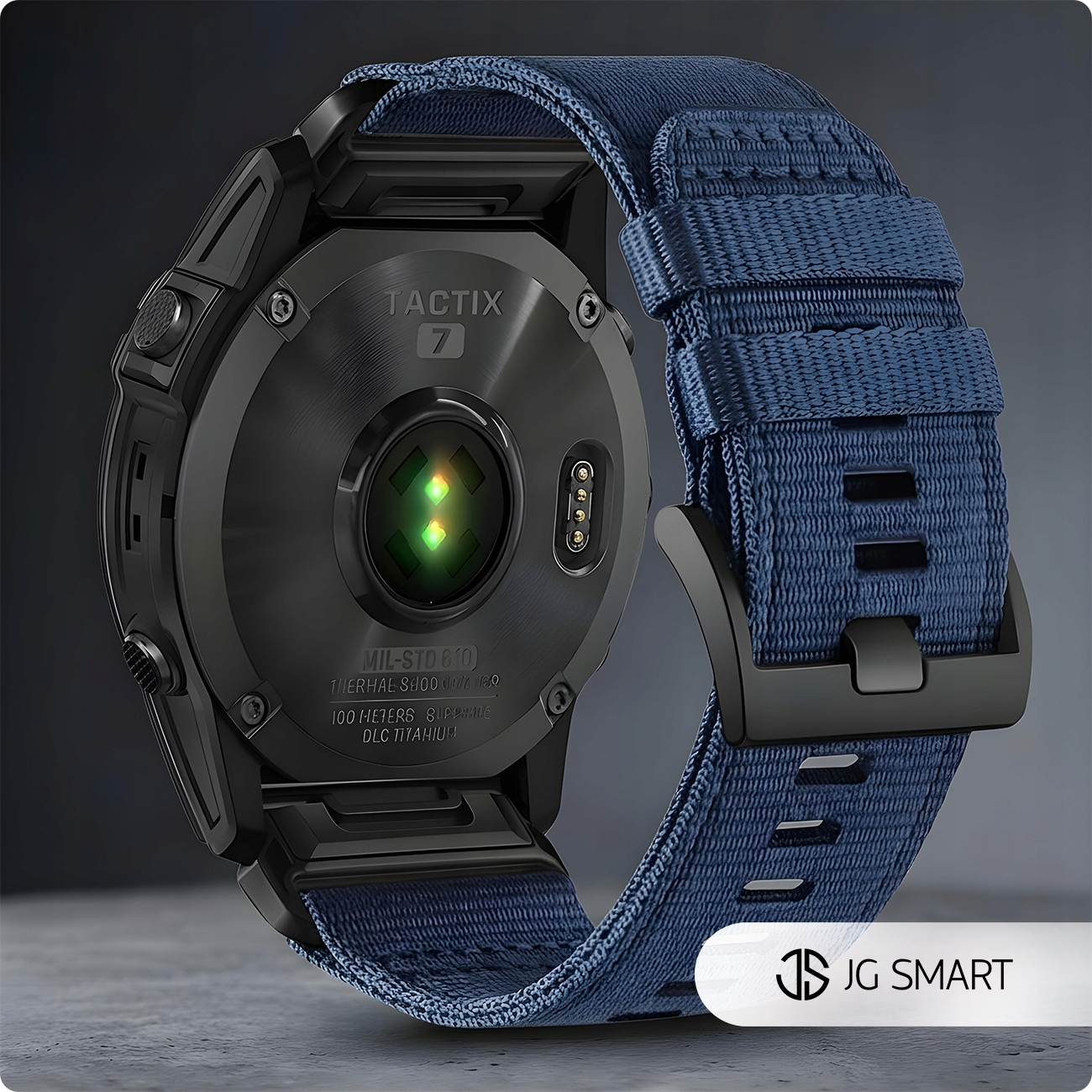 Czarny zegarek Garmin Tactix 7 z niebieską opaską materiałową. Widoczny czujnik tętna.