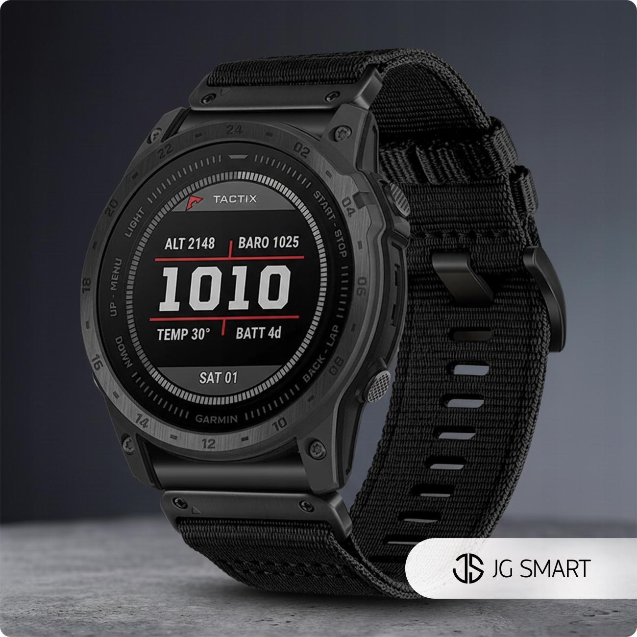 Czarny smartwatch z czarnym paskiem z tkaniny i cyfrowym wyświetlaczem.