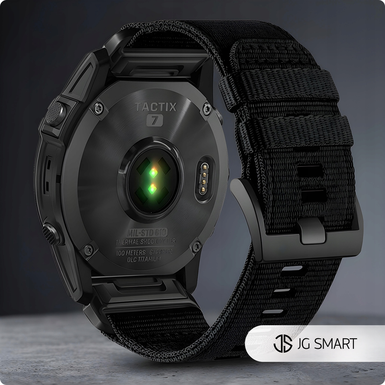 Czarny smartwatch TACTIX 7 z czujnikiem tętna i paskiem materiałowym.