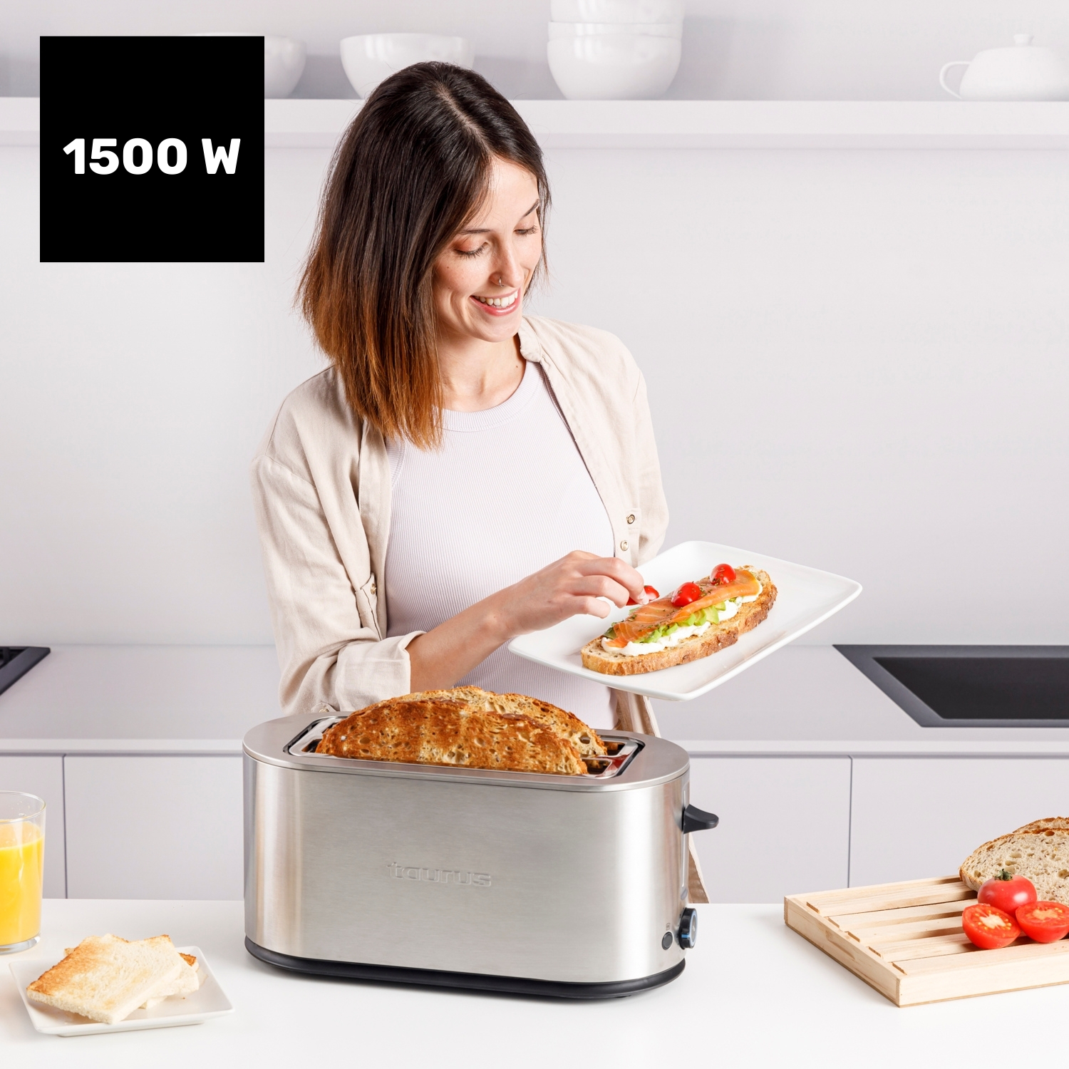 Una mujer prepara tostadas y un sándwich de salmón en una cocina moderna.