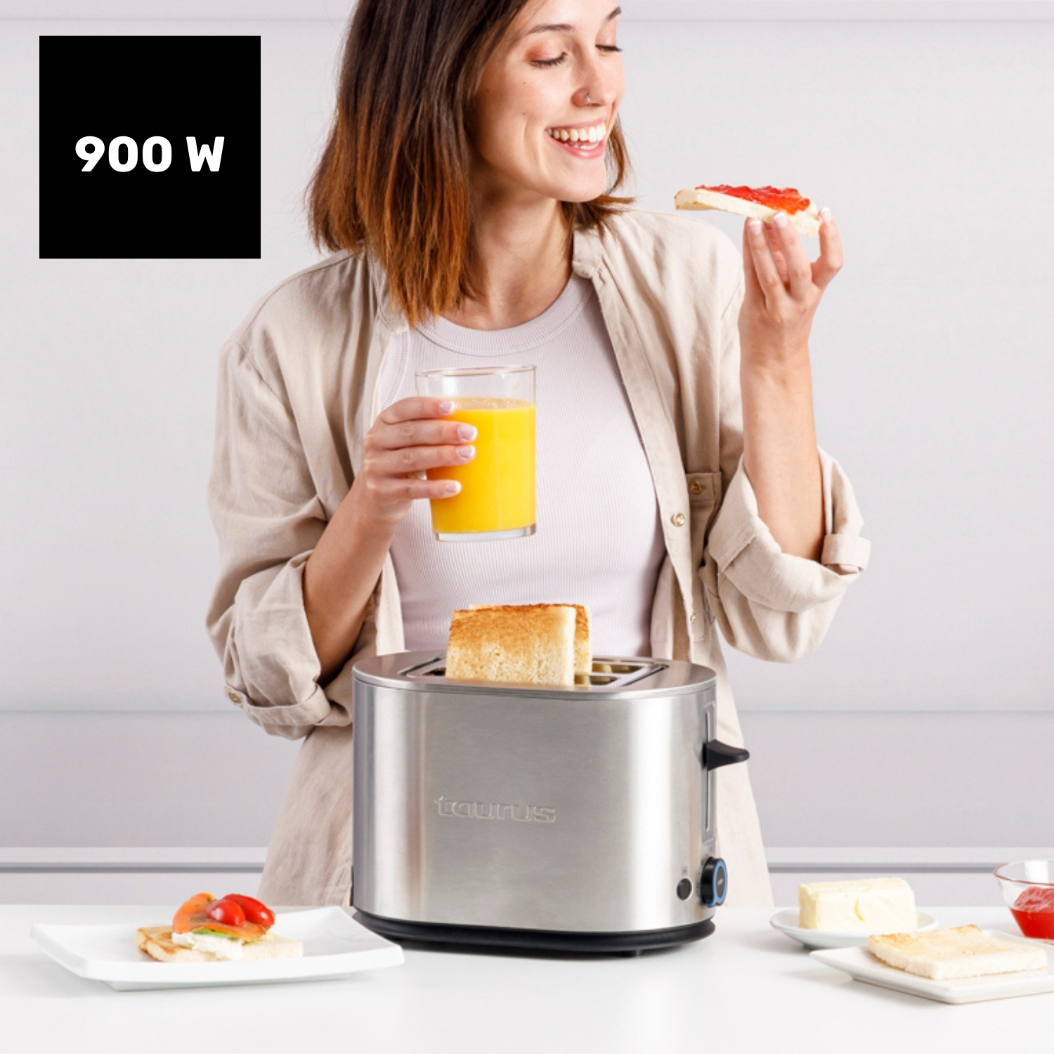 Mujer con tostada y jugo junto a una tostadora plateada de 900W.