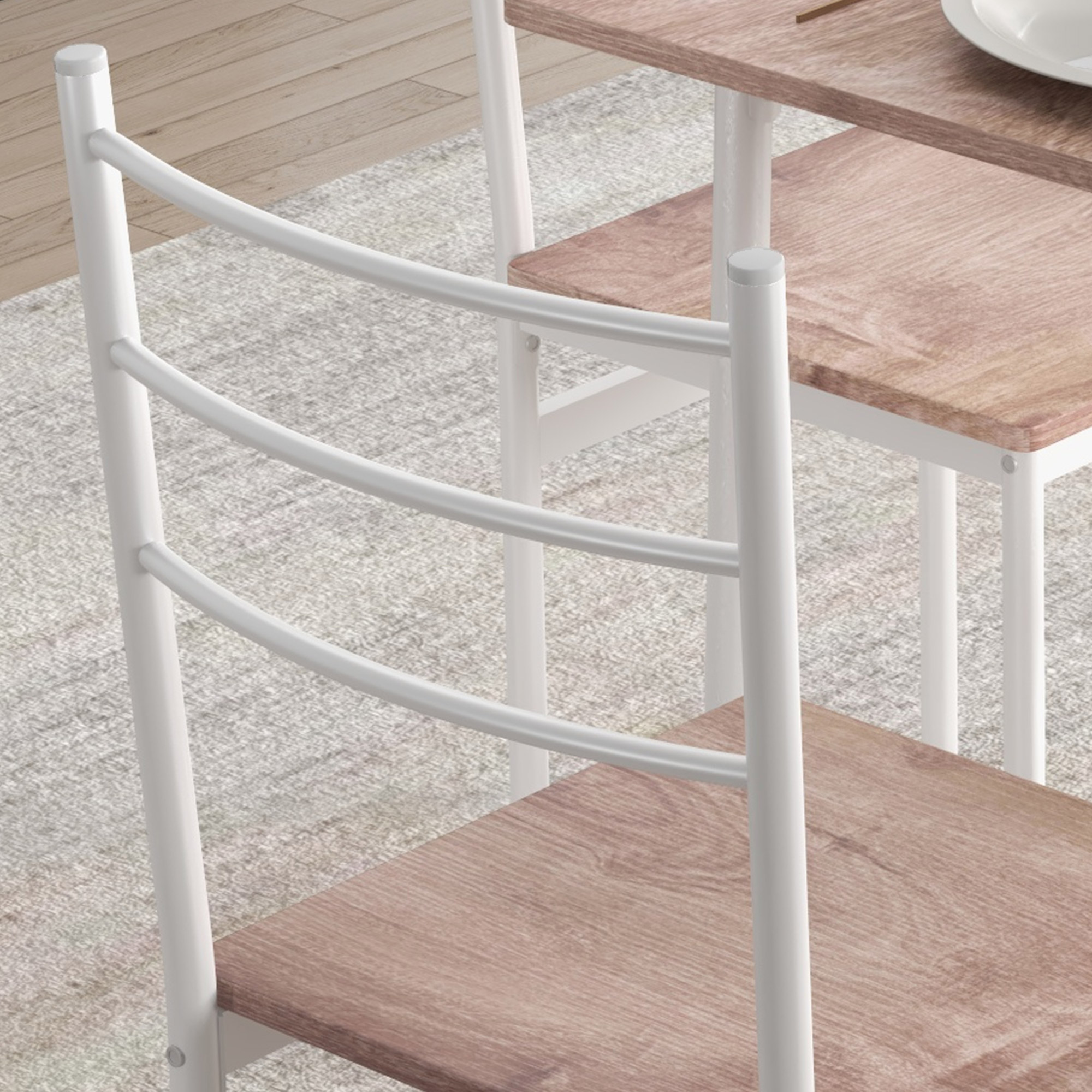 Una silla blanca con asiento y respaldo de madera sobre una alfombra.