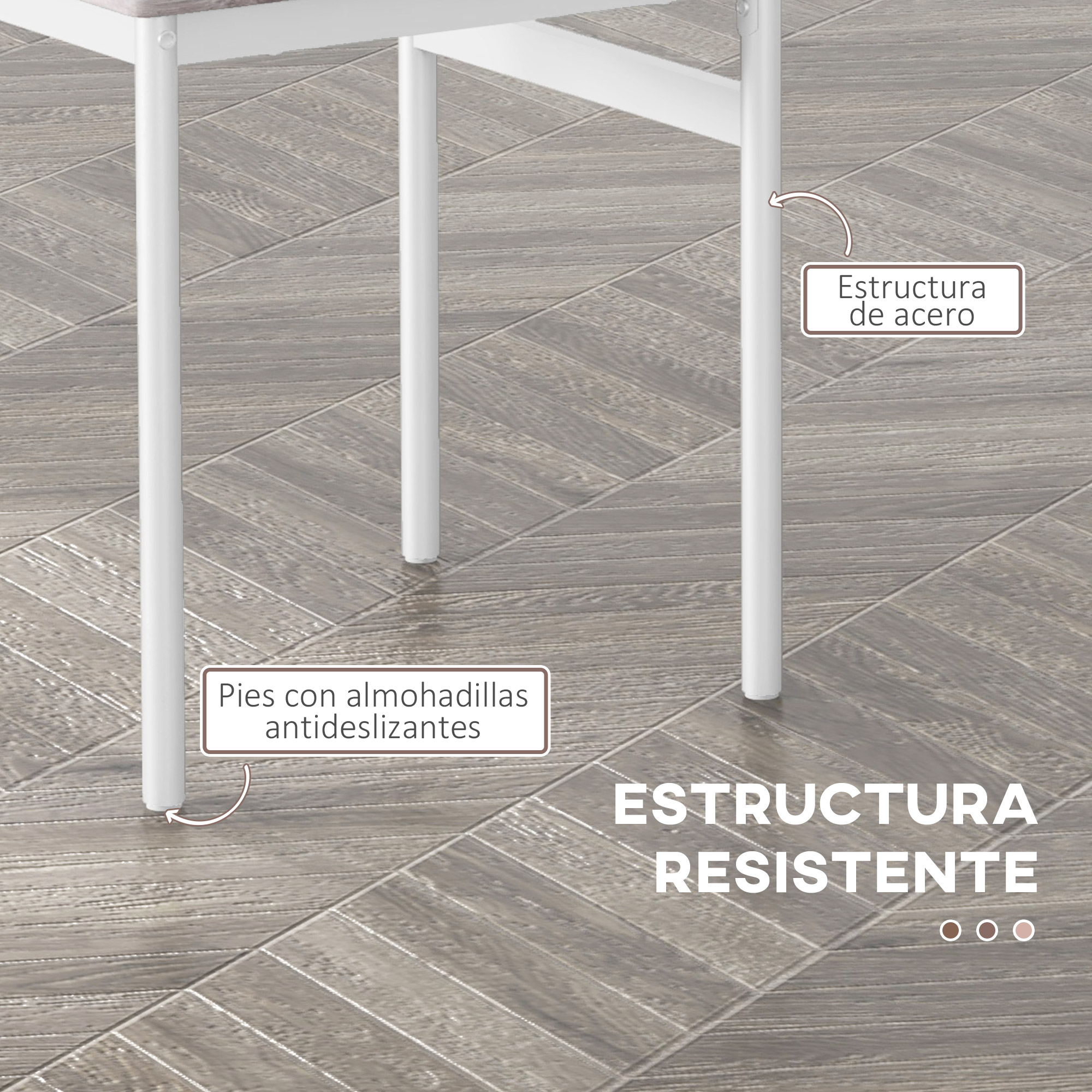 Patas blancas de metal con pies antideslizantes sobre suelo de madera.