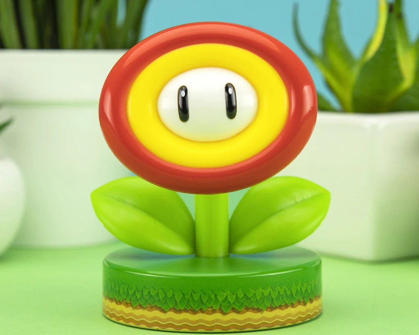 Figurka Mario Kwiatu Ognia z czerwonymi, żółtymi i białymi płatkami.