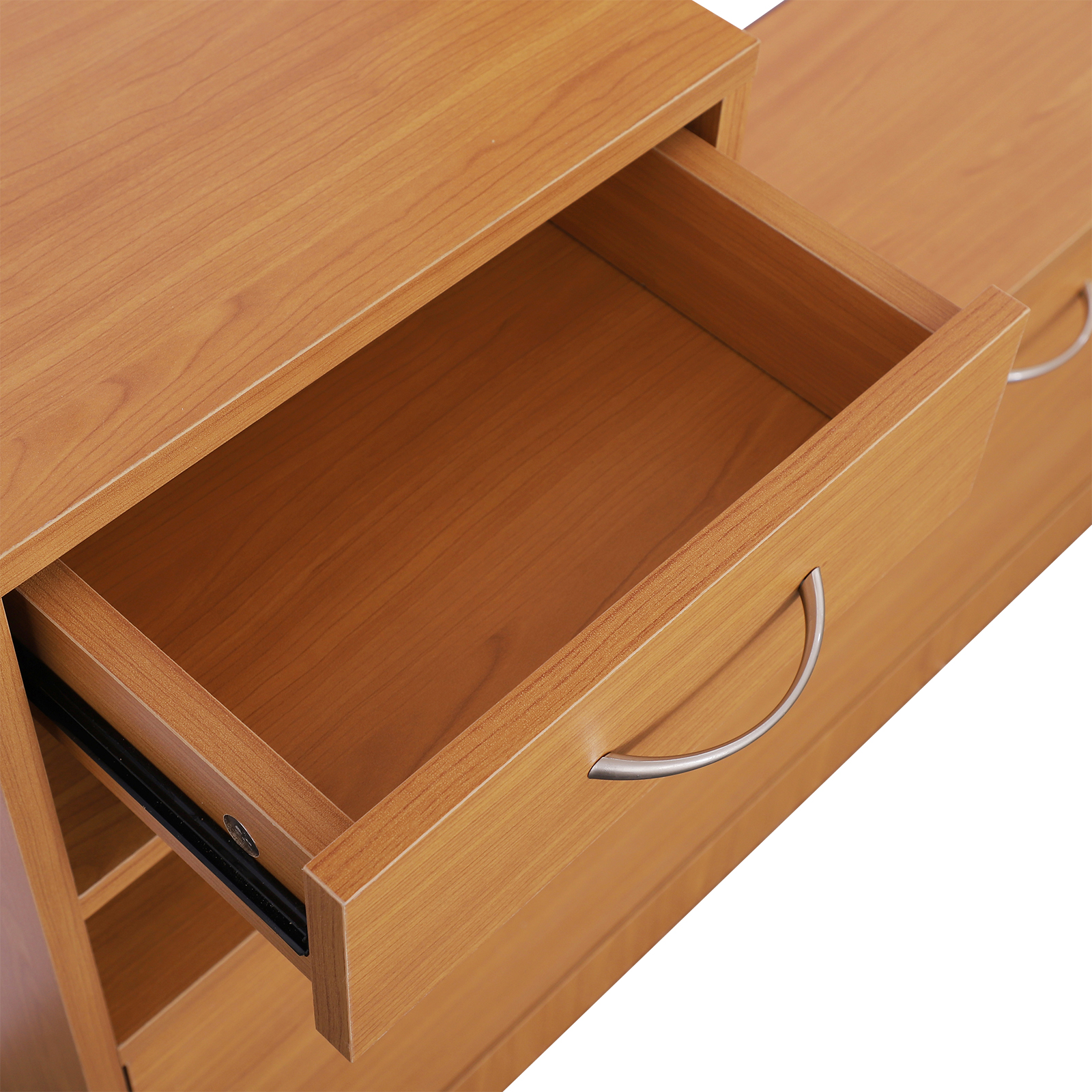 Un mueble de madera clara con un cajón abierto y un tirador plateado.